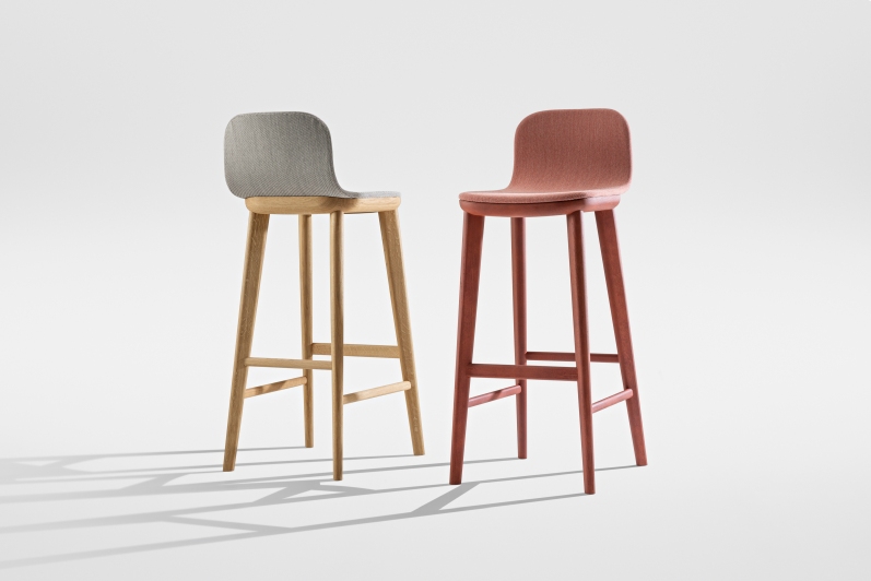 Zwei Aeon Barstools Barhocker mit Vollpolsterung in Grau und Rot vor weißem Hintergrund.