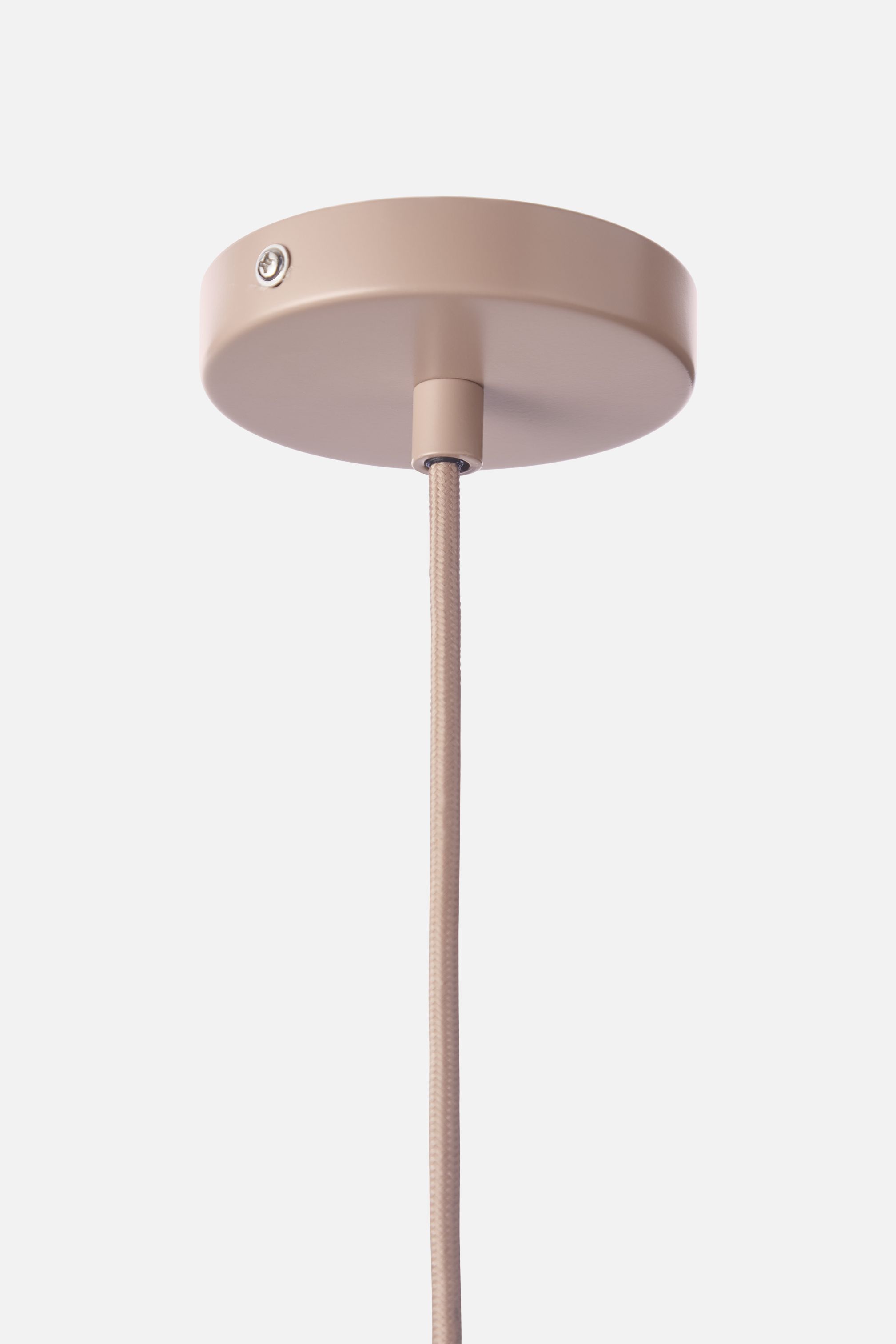 Detailaufnahme der Deckenbefestigung der Stone Pendelleuchte von Woud in Beige. Pendellampe, Beleuchtung.