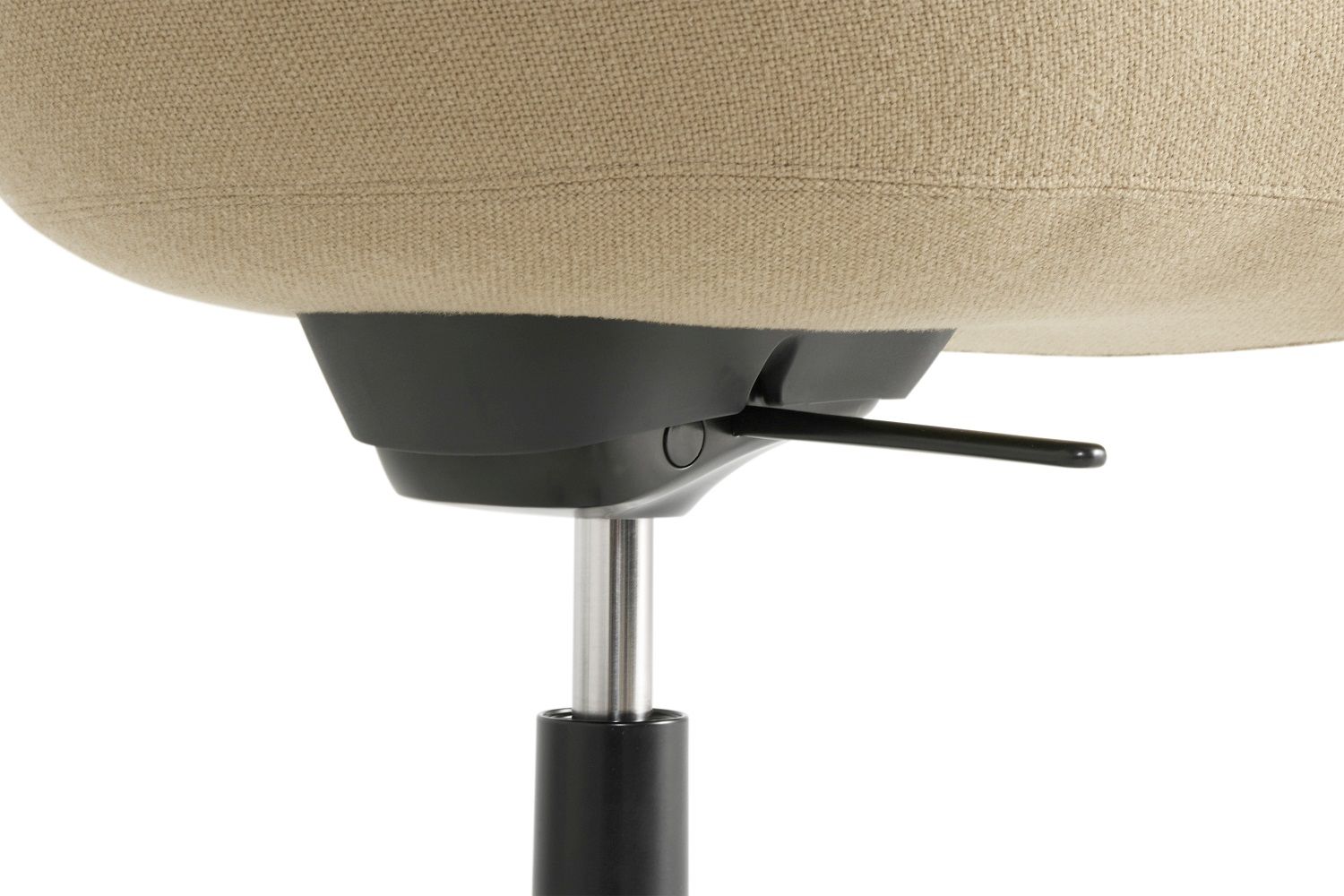 Detailaufnahme: Unterseite des Hay About a Chair AAC155 Soft Stuhls mit beigem Stoffbezug.