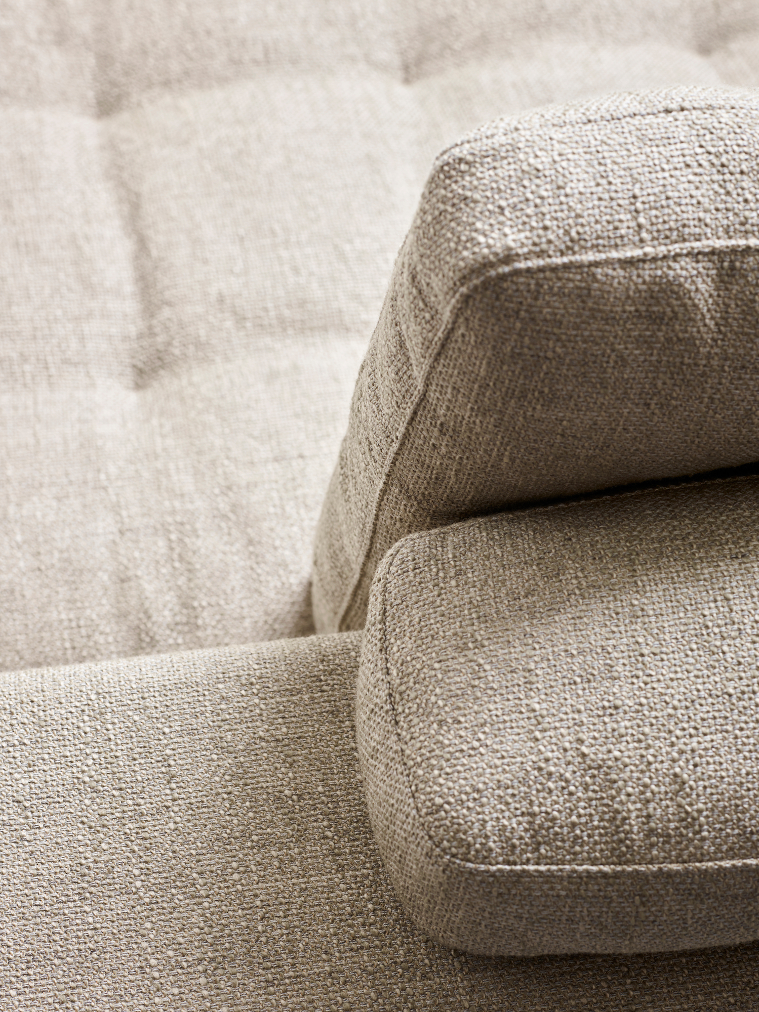 Detailaufnahme des Vitra Grand Sofa 3-Sitzer in Beige, zeigt hochwertige Textur und Polsterung für Wohnzimmer.