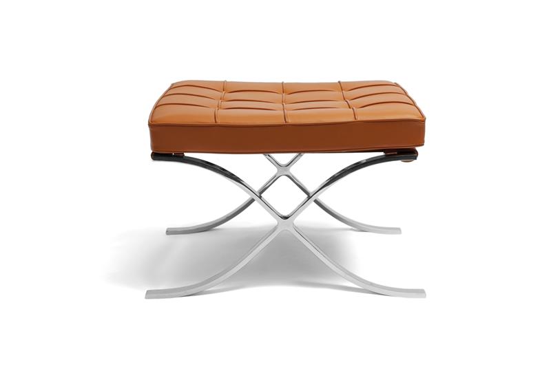 Barcelona Hocker von Knoll International mit braunem Leder und verchromtem Stahlgestell, modernes Design.