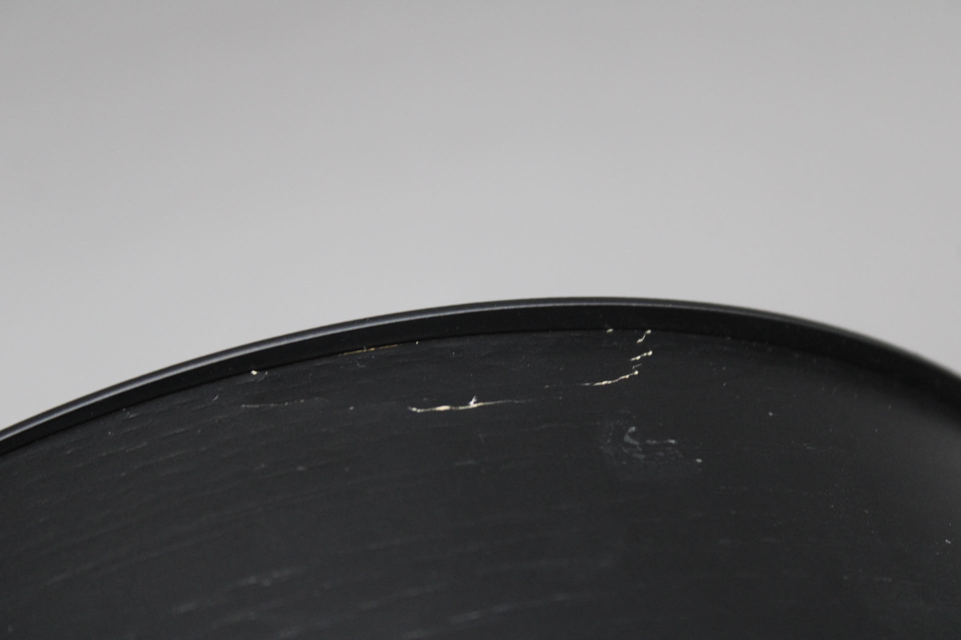 Detailaufnahme der schwarzen Wallie Wandschublade von Woud, ein Mängelexemplar mit Kratzern auf der Oberfläche.