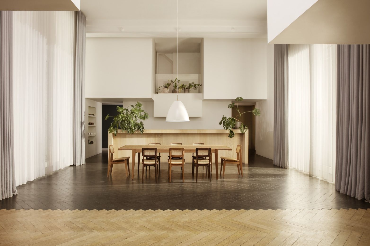 Gubi S-Table Esstisch ausziehbar aus Holz mit Stühlen in modernem Esszimmer Ambiente.
