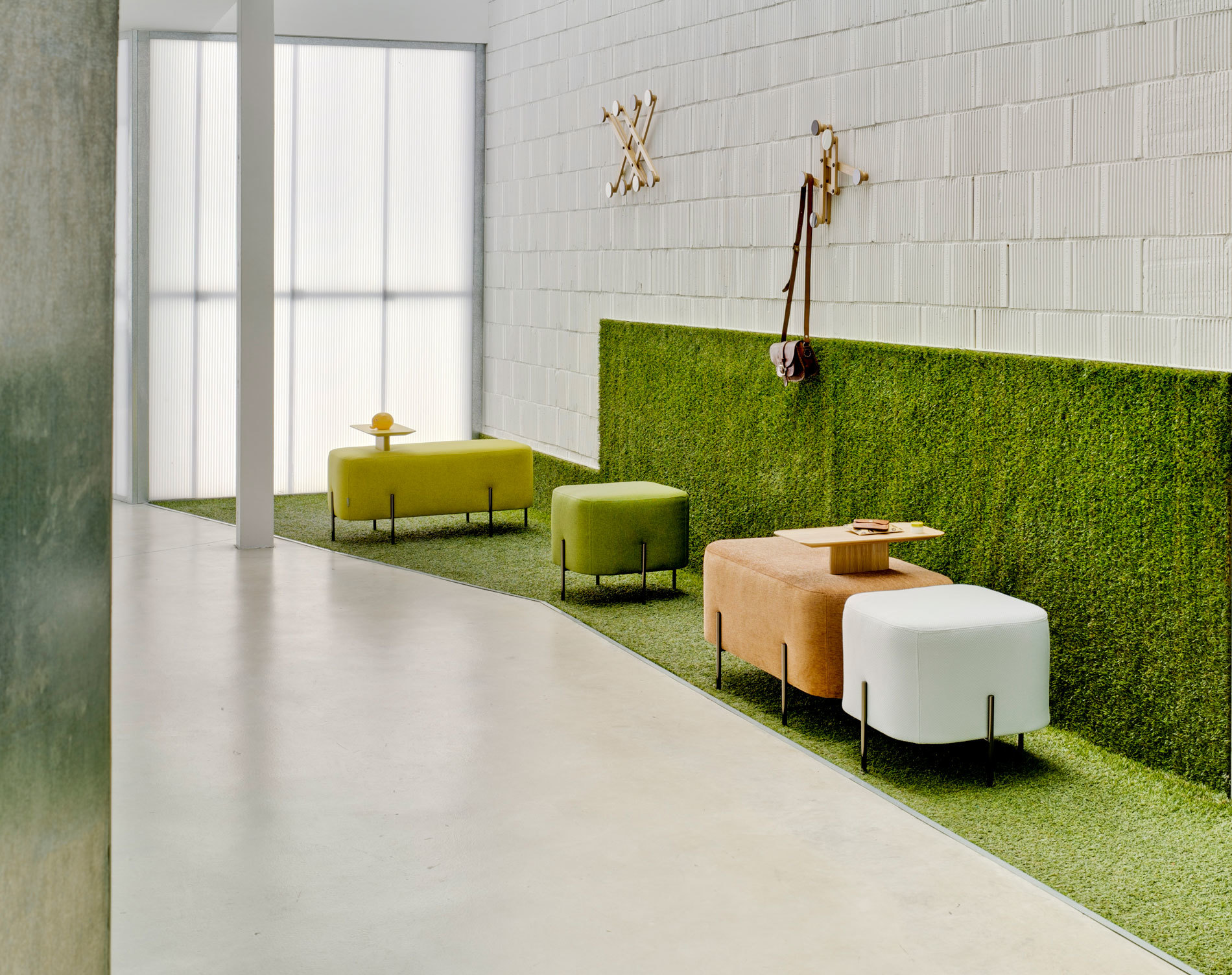 Farbenfrohe Elephant Sitzbänke von Sancal in modernem Büro mit Mooswand und Kunstrasen.