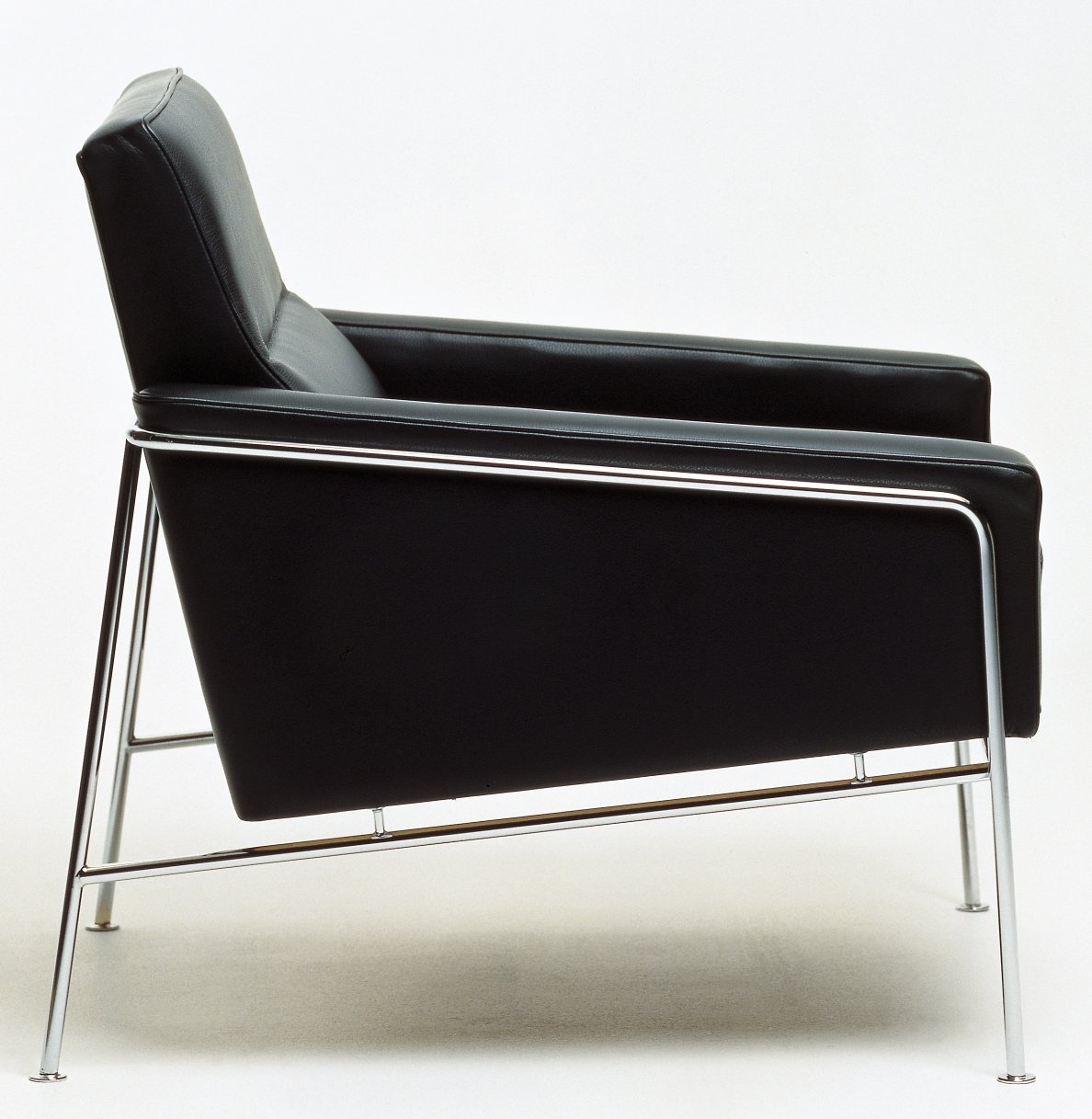 Schwarzer Sessel Serie 3300 von Fritz Hansen, Lederbezug und verchromtes Stahlgestell, Seitenansicht.
