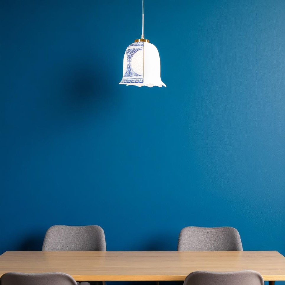Seletti Hybrid Lauvia Deckenleuchte über Esstisch mit grauen Stühlen vor blauer Wand.