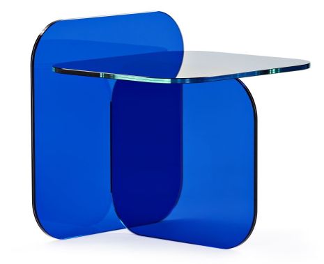 Sol Beistelltisch von ClassiCon aus royalblauem Kristallglas, modernes Designmöbel für Wohnzimmer und Büro.