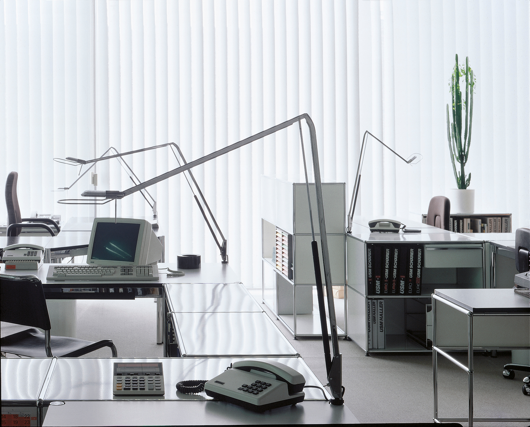 Büroarbeitsplätze mit Lifto LED Tischleuchten von Belux, dimmbare Bürolampen im modernen Design.