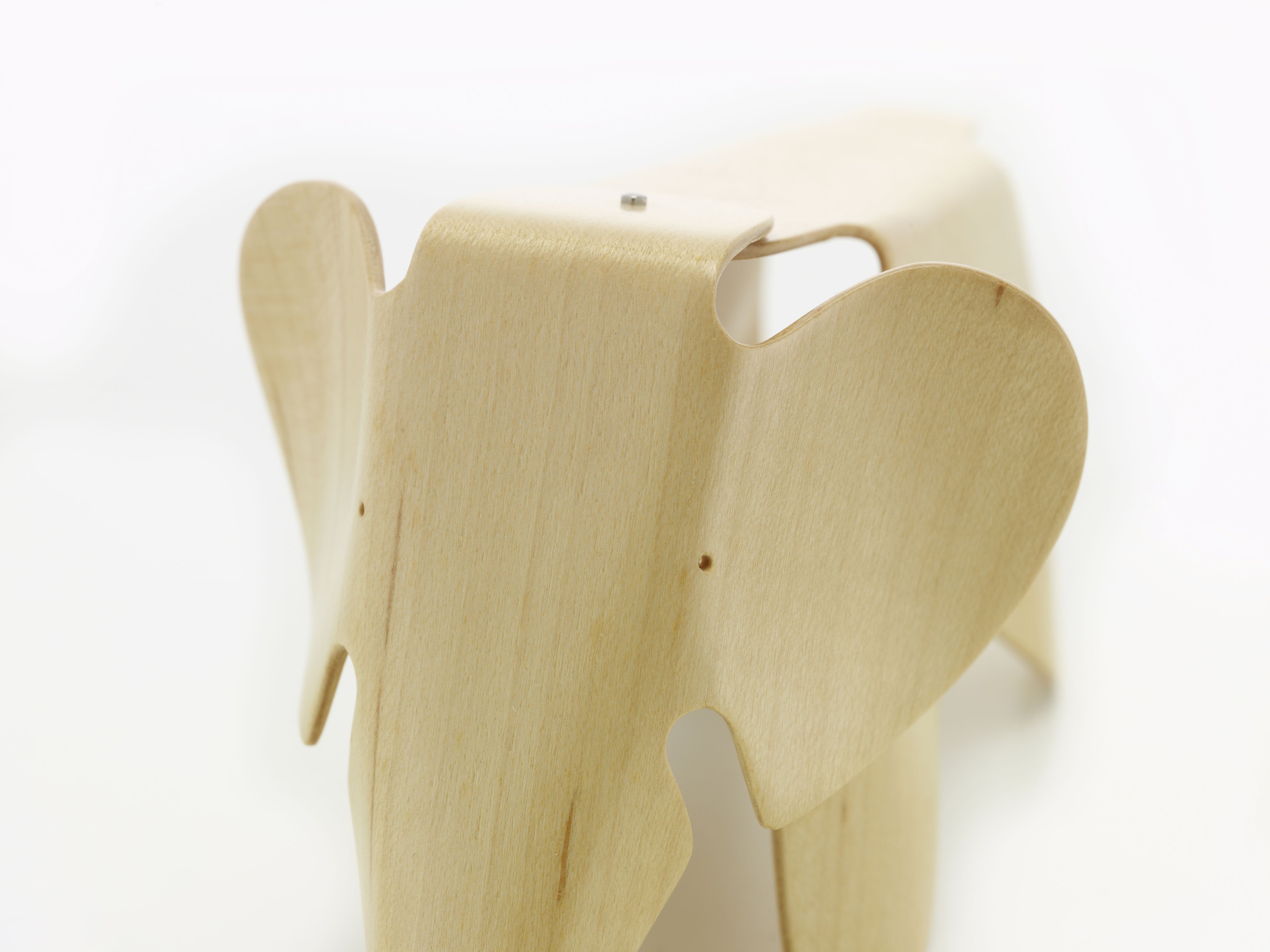 Detailaufnahme des Vitra Plywood Elephant Miniatur aus hellem Holz, ein Designklassiker.