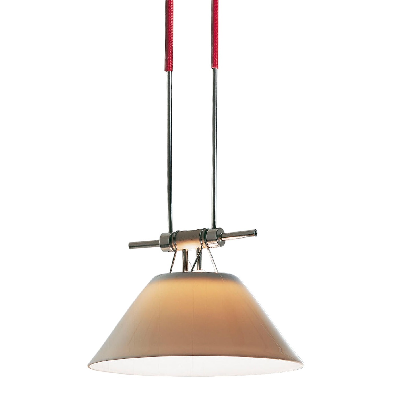 YAYAHO Element Pendelleuchte von Ingo Maurer mit konischem Lampenschirm und roten Aufhängungsseilen.