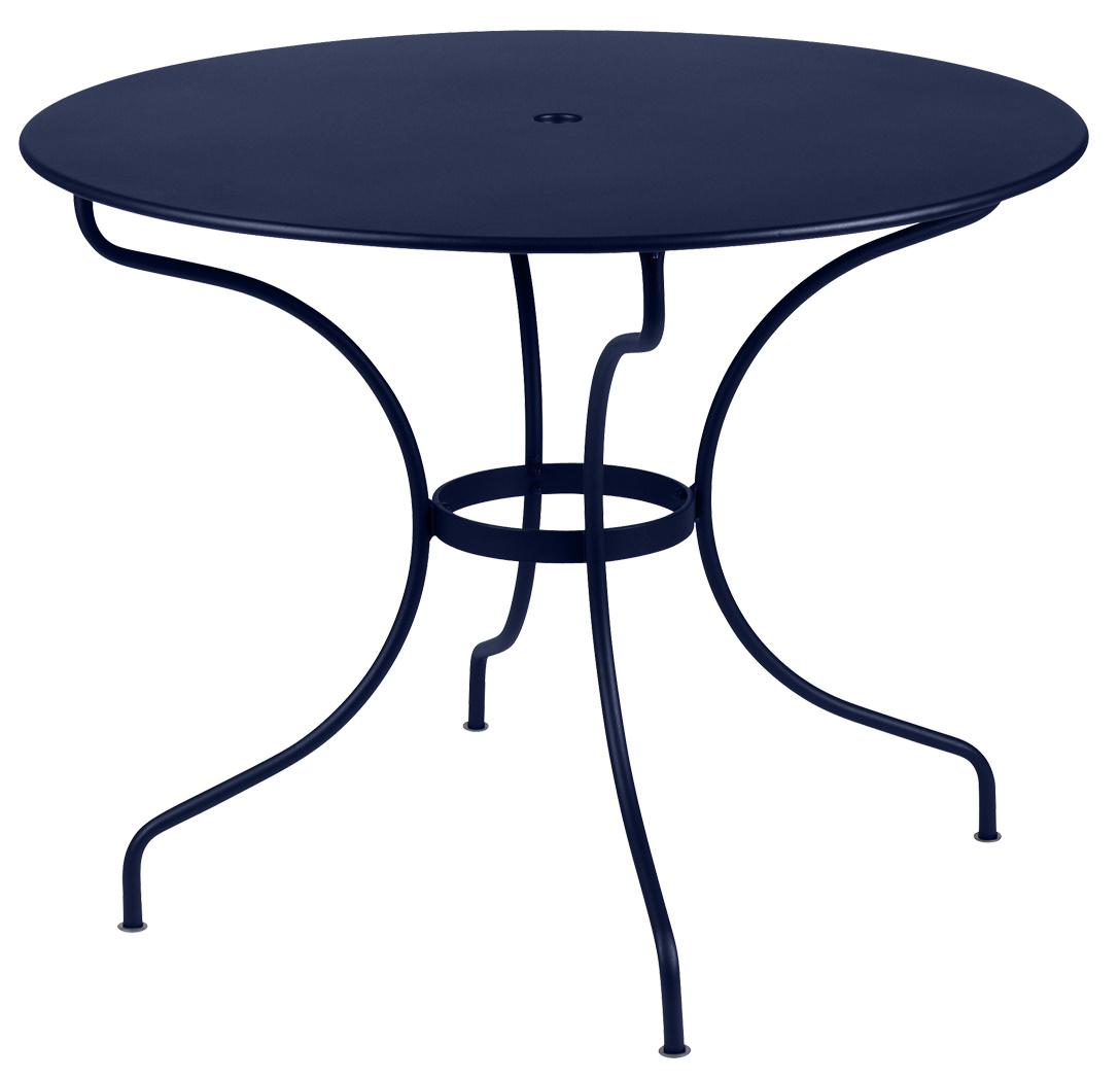 Blauer Opéra+ Tisch von Fermob für den Außenbereich, runder Gartentisch aus Metall mit filigranem Gestell.