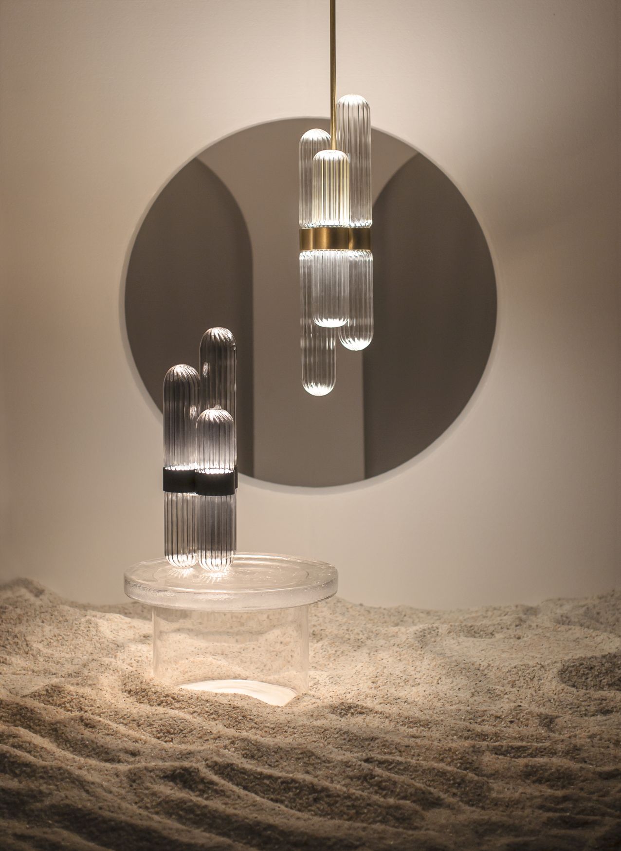 Nahaufnahme der Cactus Stehleuchte von Pulpo, LED-Designlampe aus Glas, modernes Wohnaccessoire.