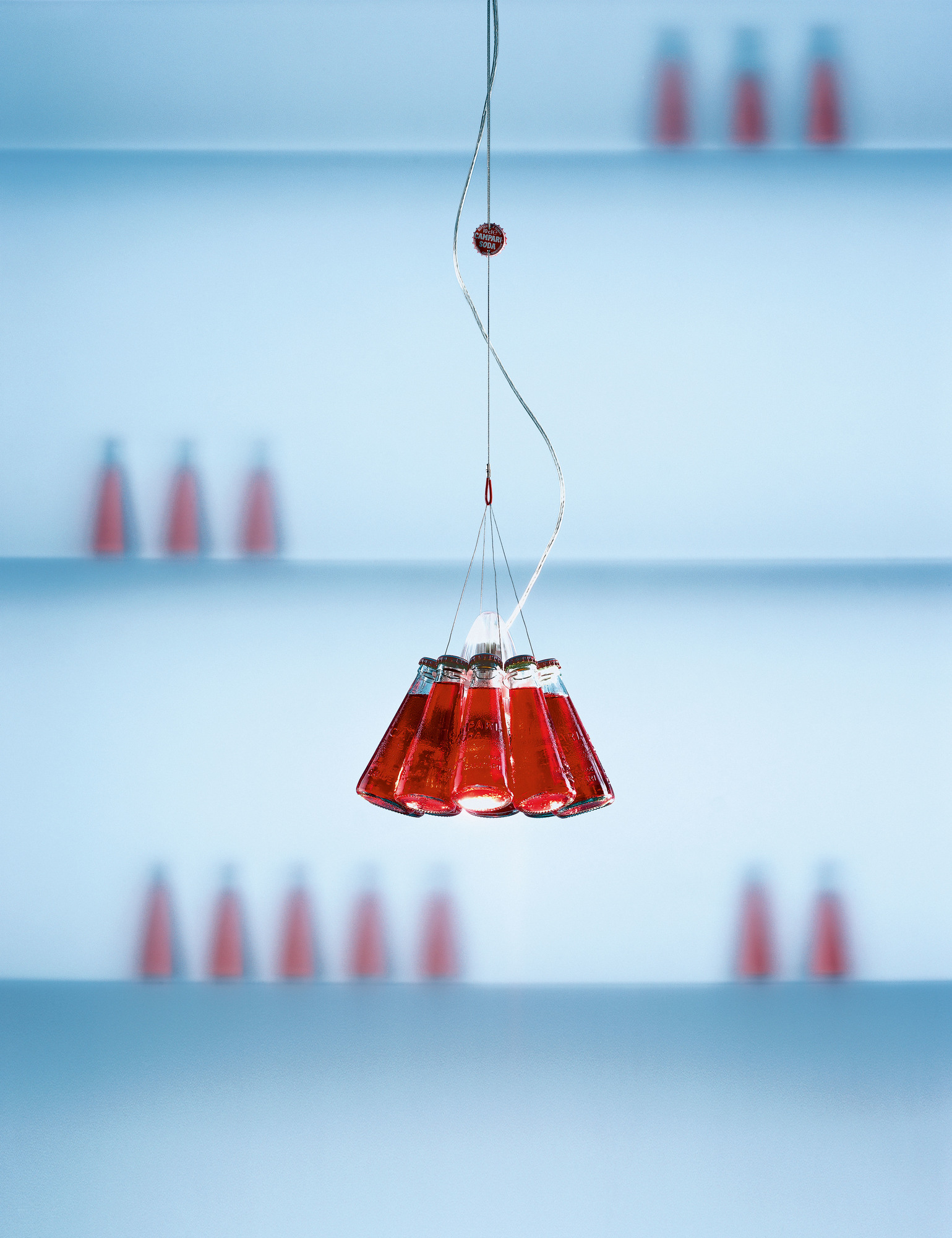 Campari Light Hängeleuchte von Ingo Maurer: Pendelleuchte aus Campari-Soda Flaschen, modernes Design.
