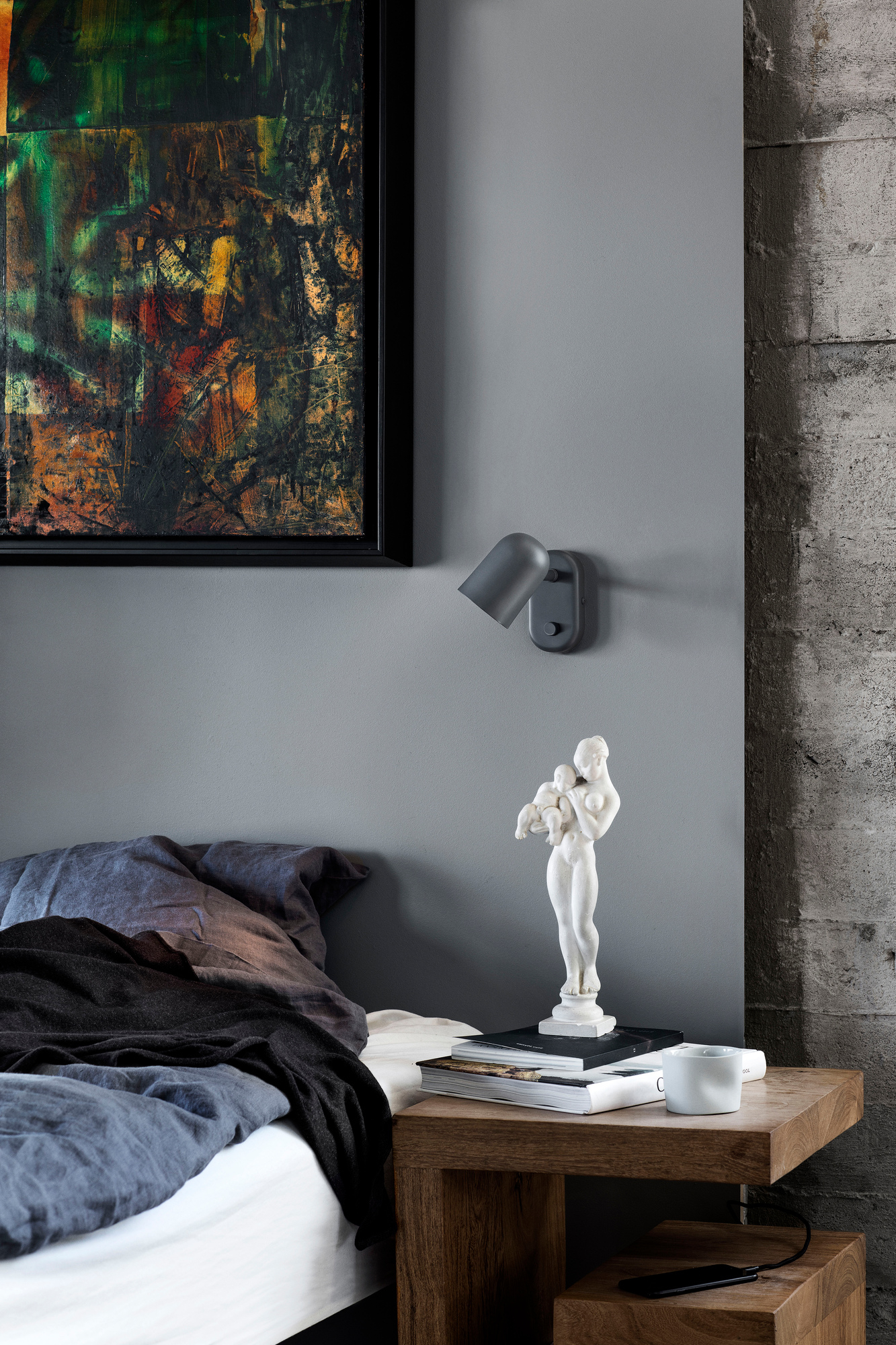 Dunkelgraue Buddy Wall Wandleuchte von Northern als Nachttischlampe im Schlafzimmer. Moderne Innenraumbeleuchtung.