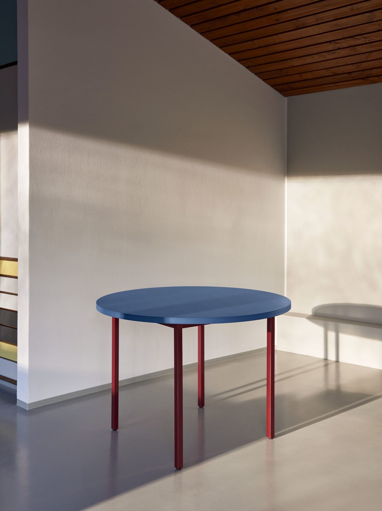 Blauer Hay Two Colour Table Tisch mit roten Beinen, runder Esstisch für Esszimmer und Küche.