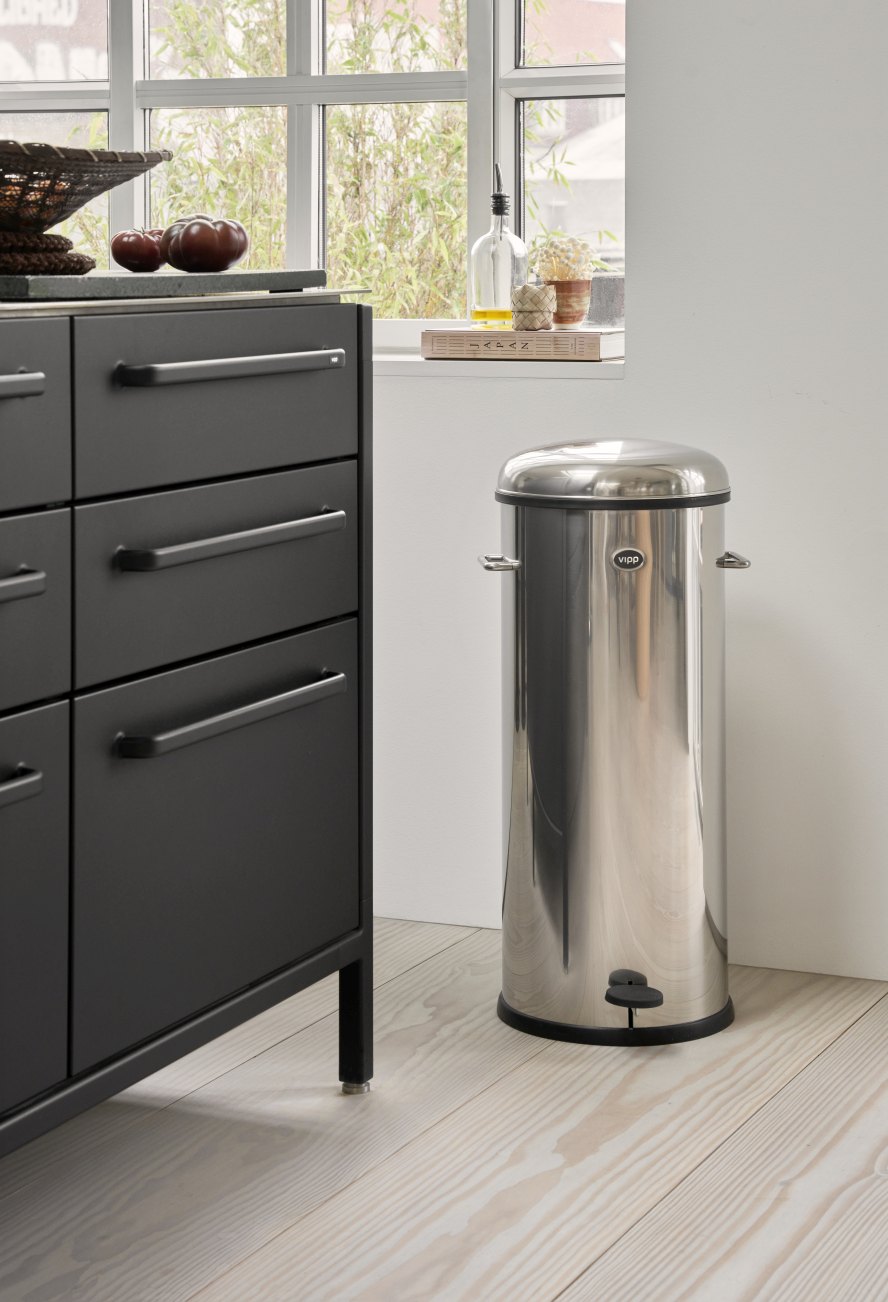 Edelstahl Treteimer von Vipp, 30 Liter, glänzend, mit Fußpedal in modernem Küchenambiente.