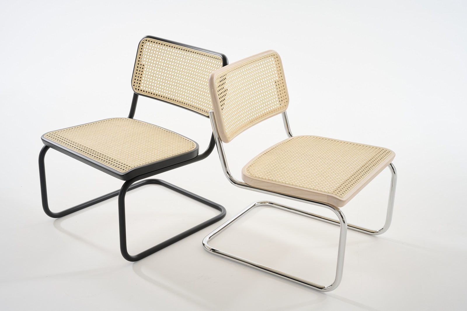 Zwei Thonet S 32 VL Freischwinger Stühle mit Rohrgeflecht, Nussbaum und Naturholzlackierung im Detail.