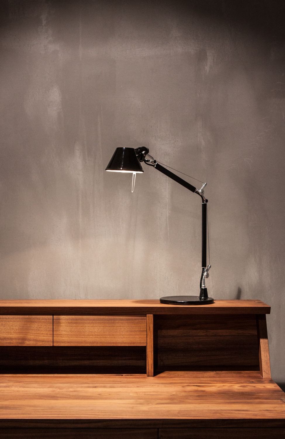 Schwarze Schreibtischlampe mit verstellbarem Arm auf einem Holzschreibtisch, moderne Bürolampe für Arbeitszimmer und Büro.