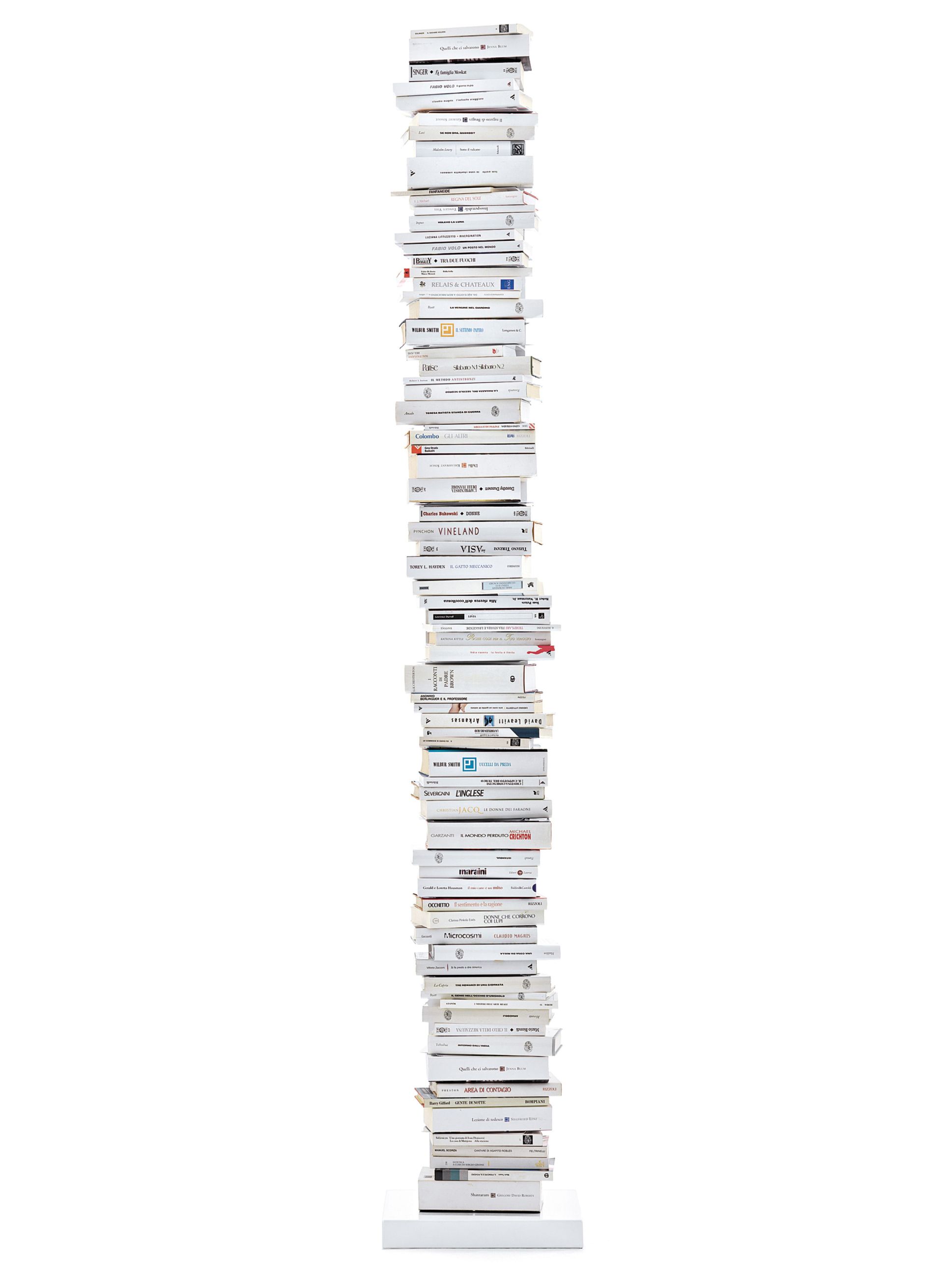 Ptolomeo Original Bücherregal freistehend von Opinion Ciatti, hohe Säule aus Büchern in weißem Hintergrund.