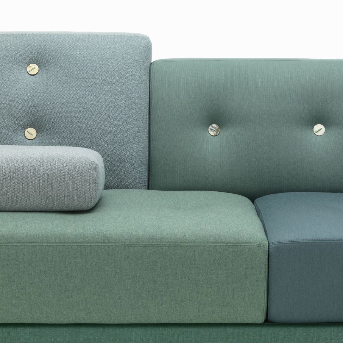 Detailaufnahme des Polder Sofa von Vitra in verschiedenen Grüntönen mit Knopfdetails und Zierkissen.