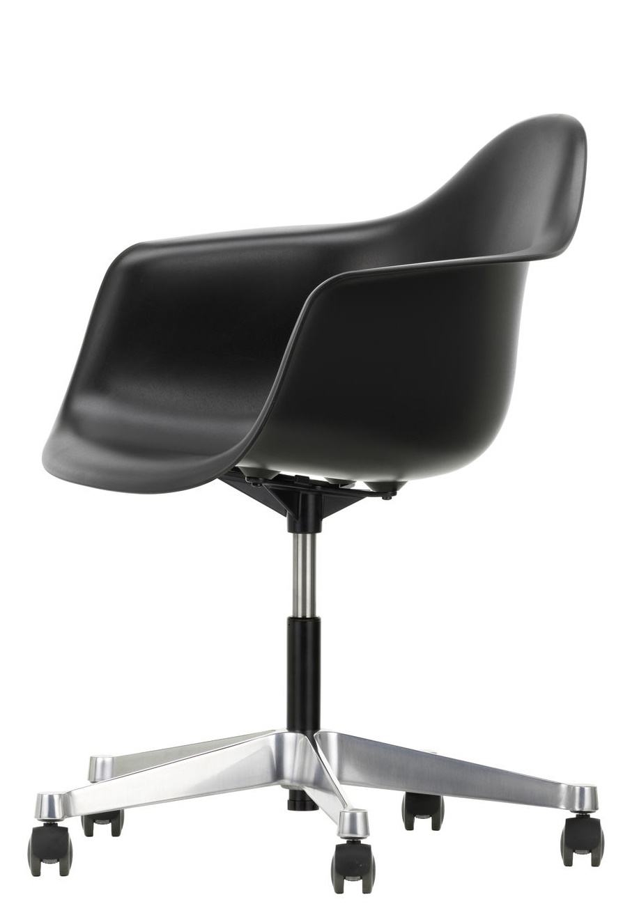 Schwarzer Eames Plastic Arm Chair PACC Stuhl von Vitra mit Rollen und silbernem Fußkreuz, seitliche Ansicht.