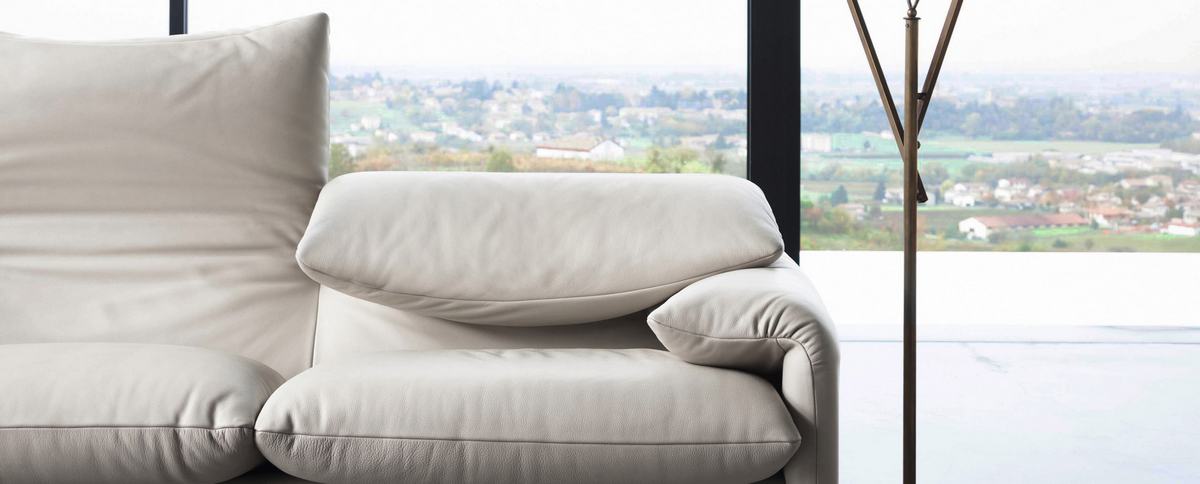 Nahaufnahme des weißen Maralunga Sofas von Cassina, ein moderner Dreisitzer Ledersofa für Wohnzimmer.