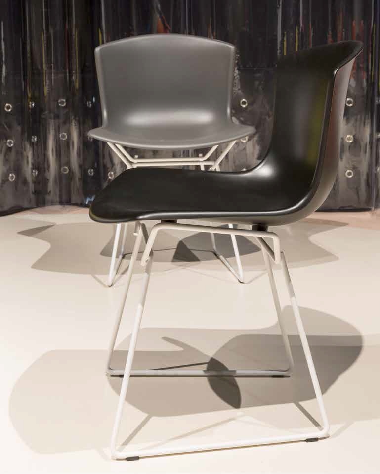 Schwarzer Bertoia Stuhl mit weißem Chromgestell und ein grauer Bertoia Stuhl im Hintergrund.