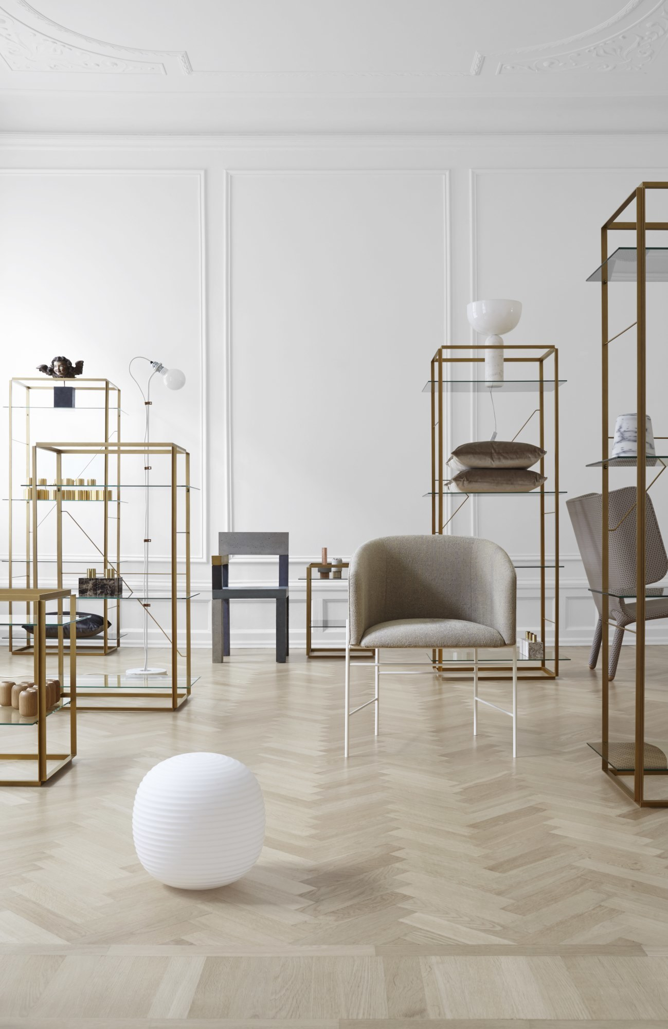 Helle skandinavische Einrichtung mit New Works Kizu Table Lamp Tischleuchte im Vordergrund, minimalistisches Design.