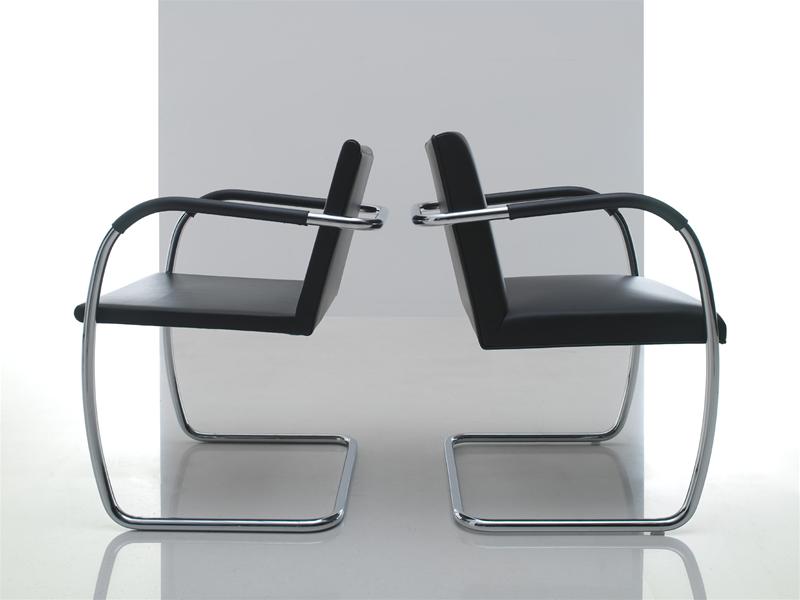 Zwei Brno Freischwinger Stühle von Knoll International mit schwarzem Leder und verchromtem Rundrohrgestell.