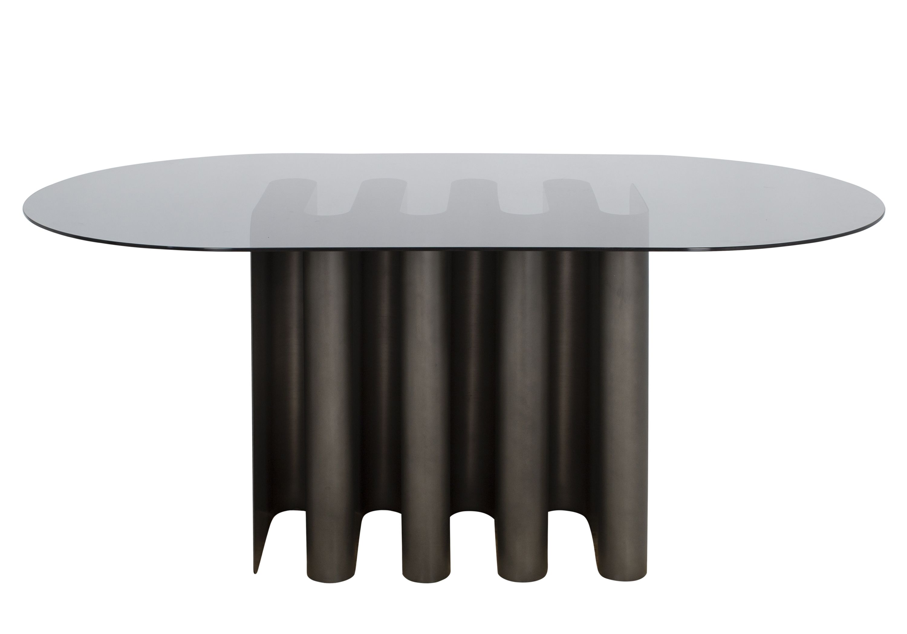 Tavolo2 Esstisch von Pulpo mit ovaler Glasplatte und außergewöhnlichem, geriffeltem Metallfuß in dunkler Farbe.