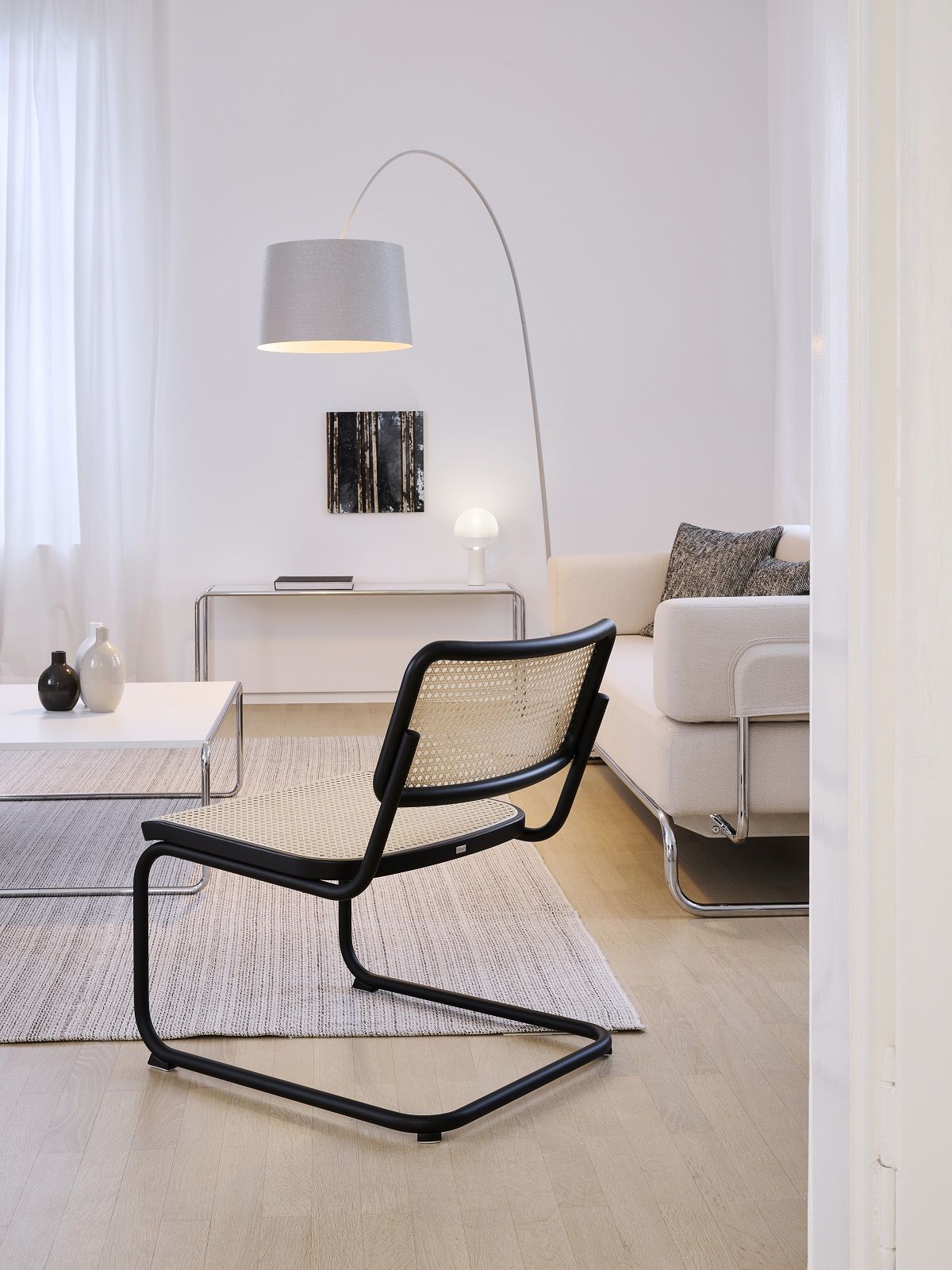 Thonet S 32 VL Lounge Chair mit Rohrgeflecht in modernem Wohnzimmer Ambiente.