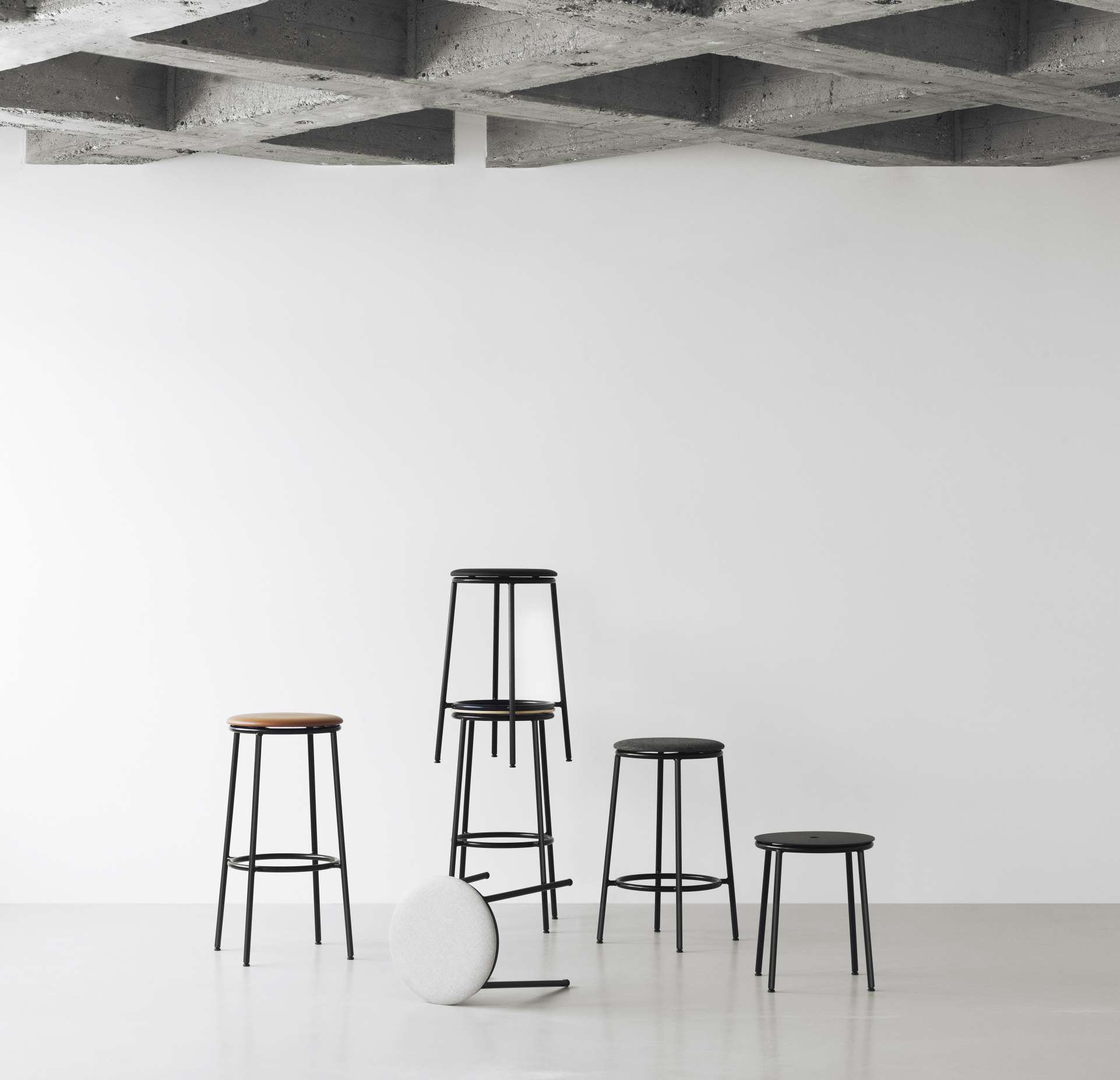 Circa Barhocker H 65 cm von Normann Copenhagen in verschiedenen Ausführungen.