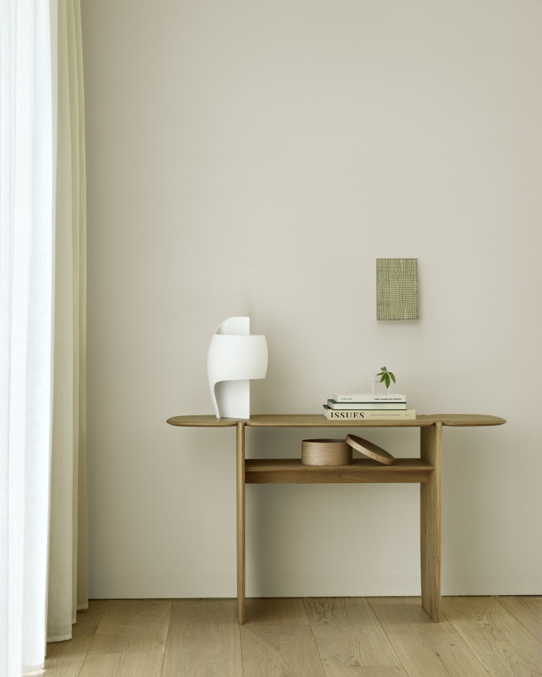 PI Konsole Eiche Ethnicraft: Elegante Konsole aus Eichenholz mit Ablagefläche, dekoriert mit Lampe und Büchern.