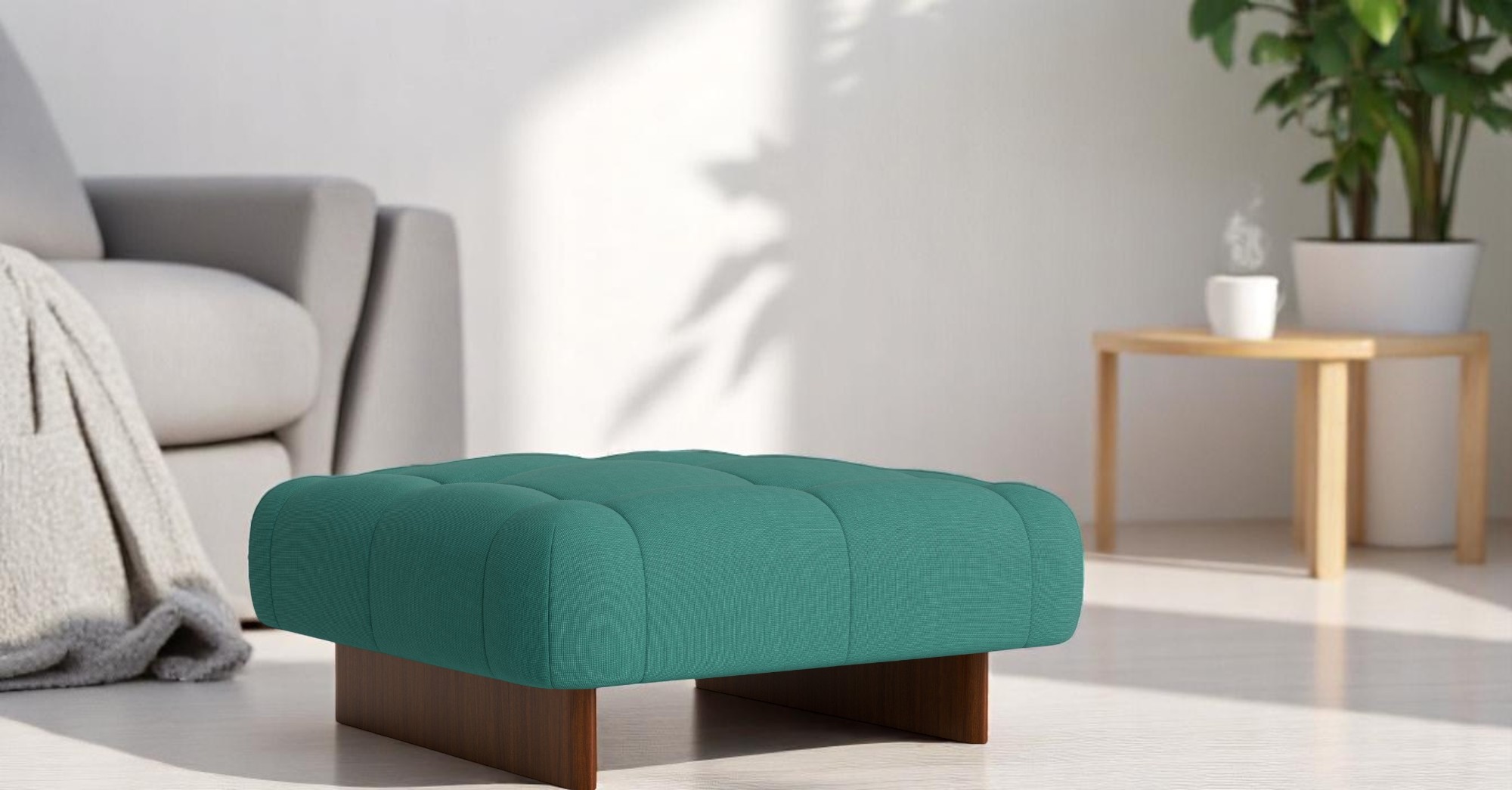 Quilton Hocker von Hay, türkis gepolstert mit Knopfheftung und dunklem Holzfuß, modernes Wohnzimmer-Design.
