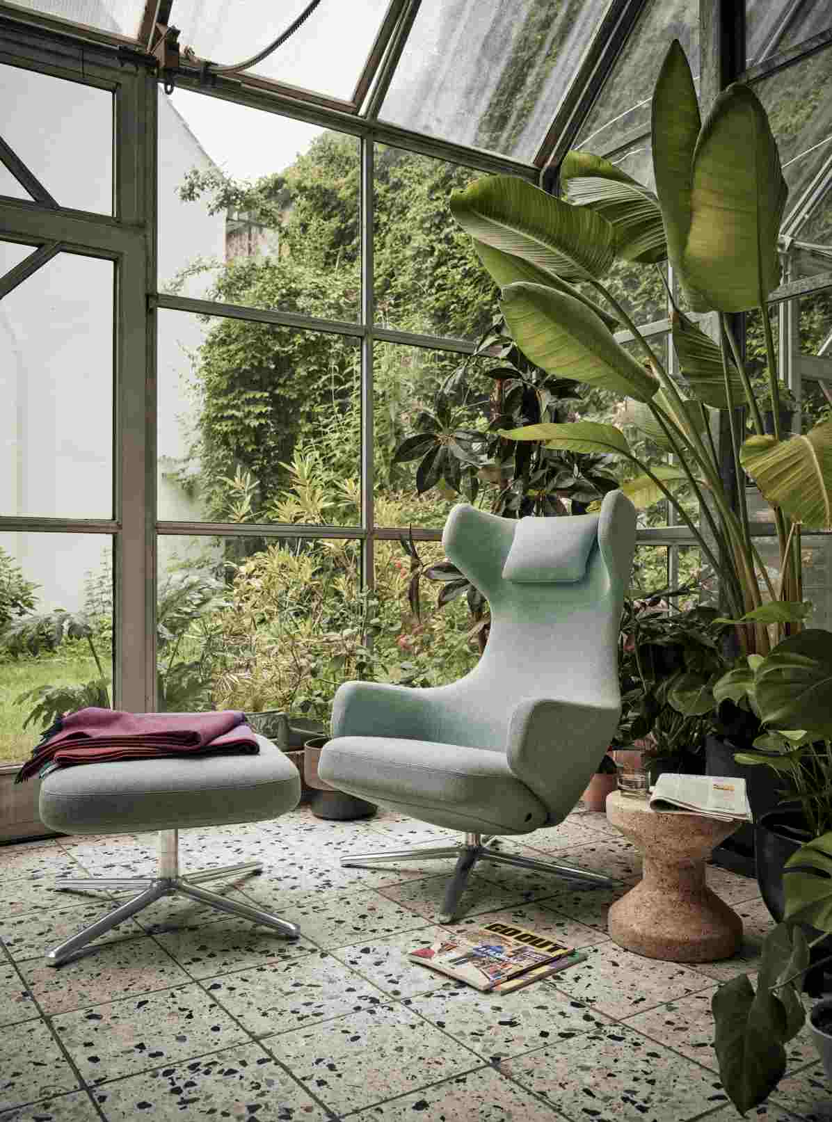 Grand Repos Sessel mit Ottoman in Rauchblau, Premium Leder und Kontrastnaht von Vitra.