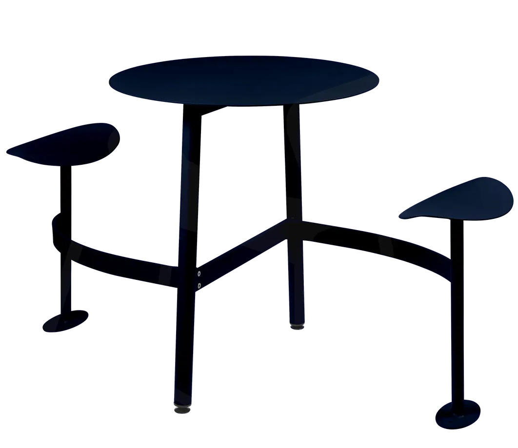 Bolder 2-Sitzer-Tisch von Fermob für den Außenbereich, runder Tisch mit zwei integrierten Sitzflächen in Dunkelblau.