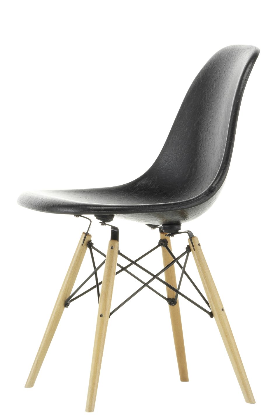 Schwarzer DSW Stuhl Miniatur von Vitra mit Holzbeinen und Eiffelturm-Gestell, Seitenansicht.