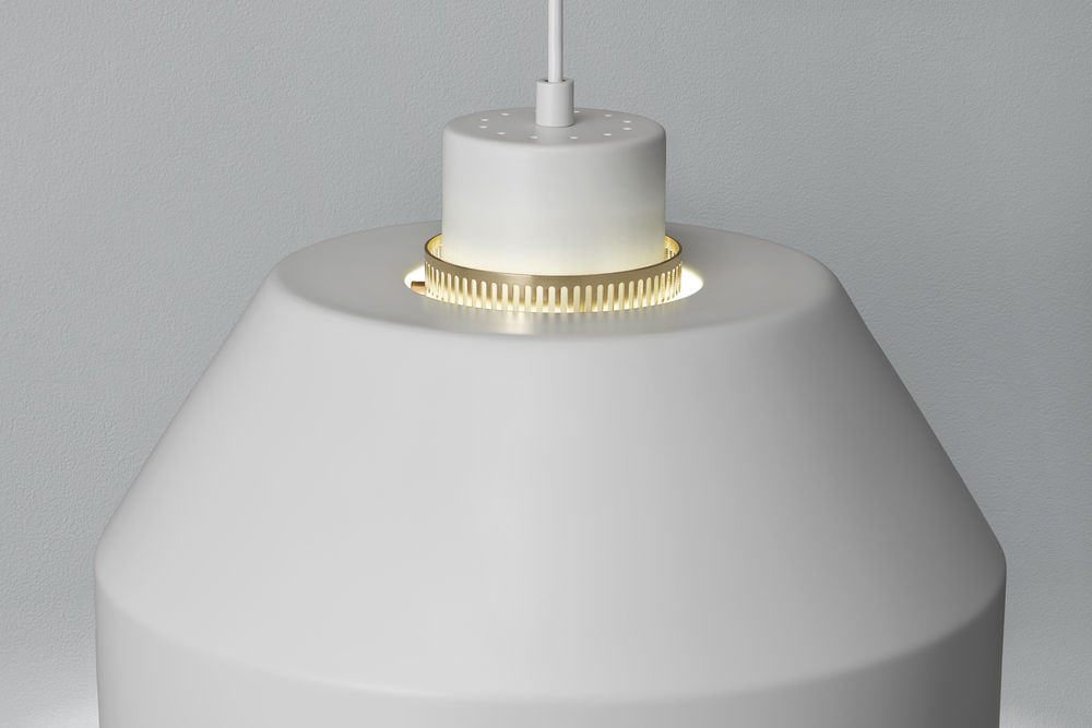 Detailaufnahme der weißen Artek AMA500 Pendelleuchte mit goldenem Akzent, moderne Innenbeleuchtung.