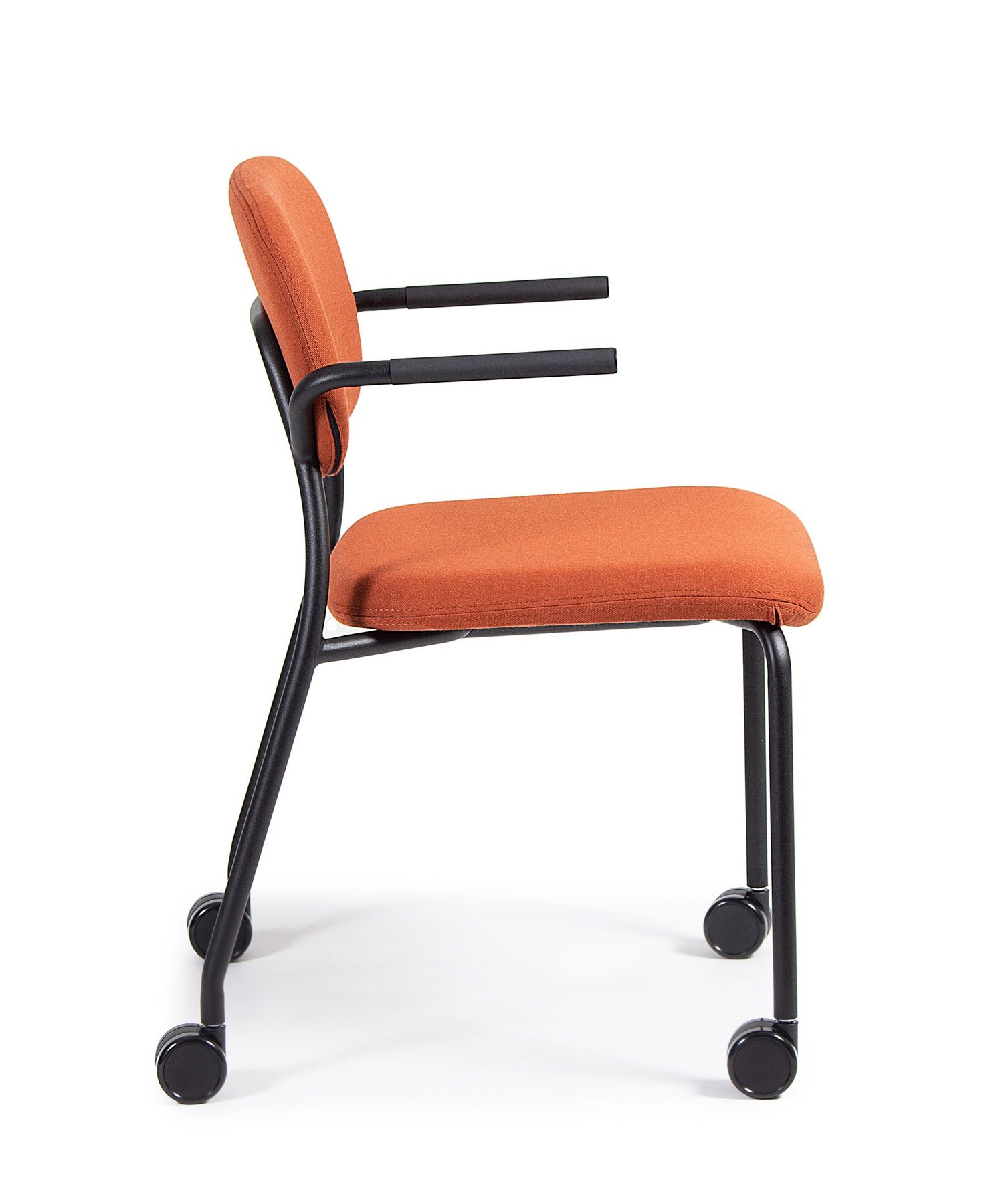 hens HS 260 Stuhl von Bejot, Konferenzstuhl mit Armlehnen und Rollen, orangefarbener Stoffbezug, Seitenansicht.