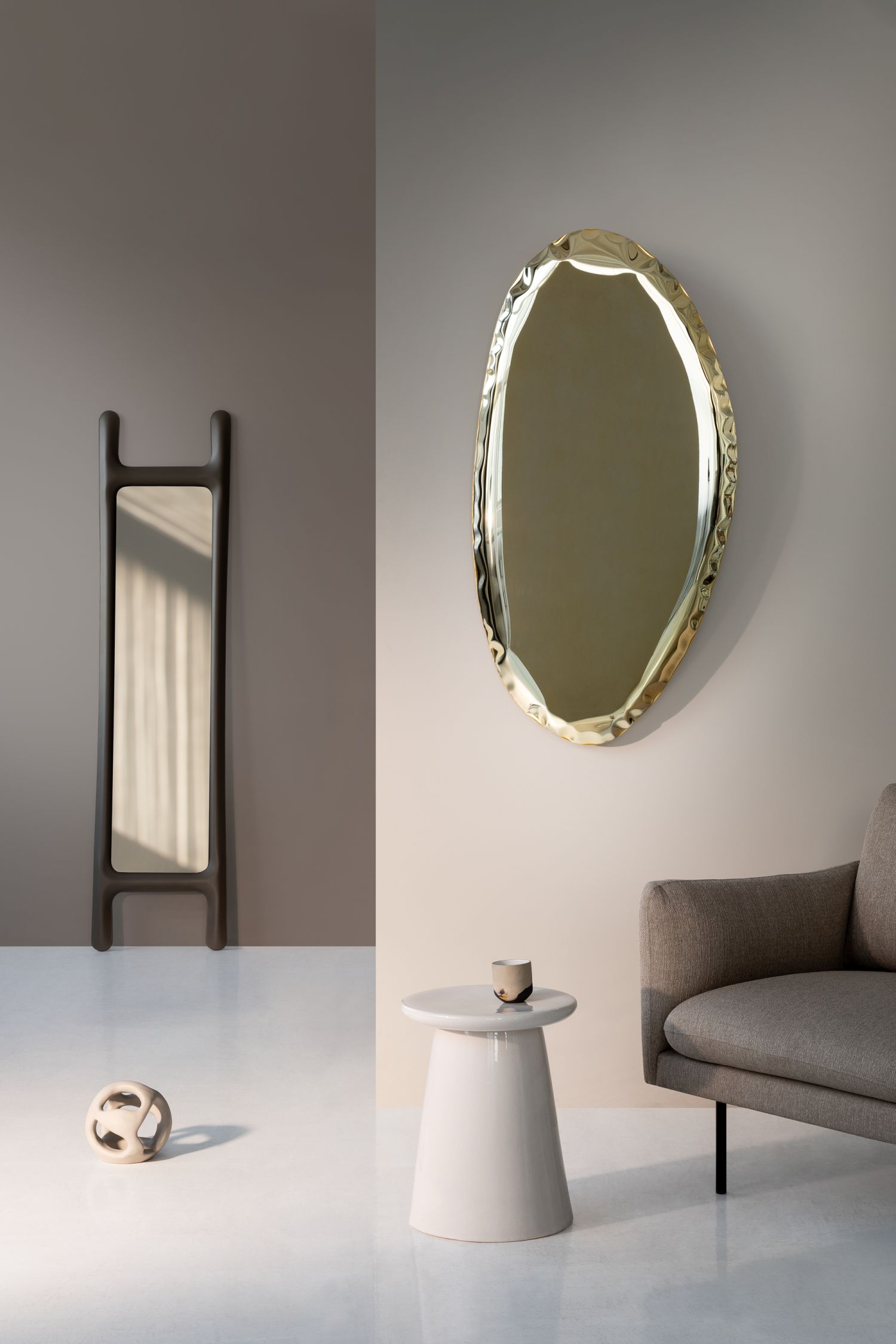 Eleganter ovaler Spiegel in dunkler Matter-Optik, ideal für moderne Wohnräume.