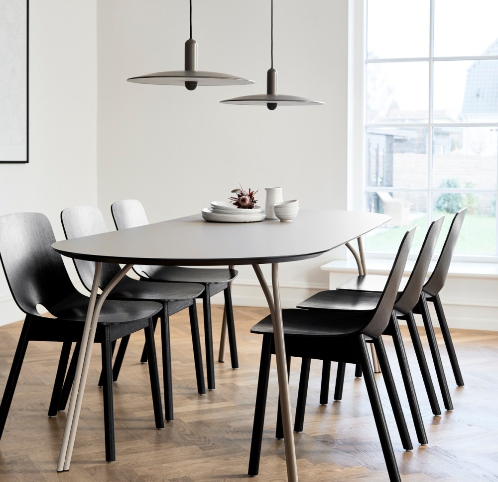 Moderner Esstisch mit schwarzen Stühlen und grauen Lampen im skandinavischen Design für Esszimmer.