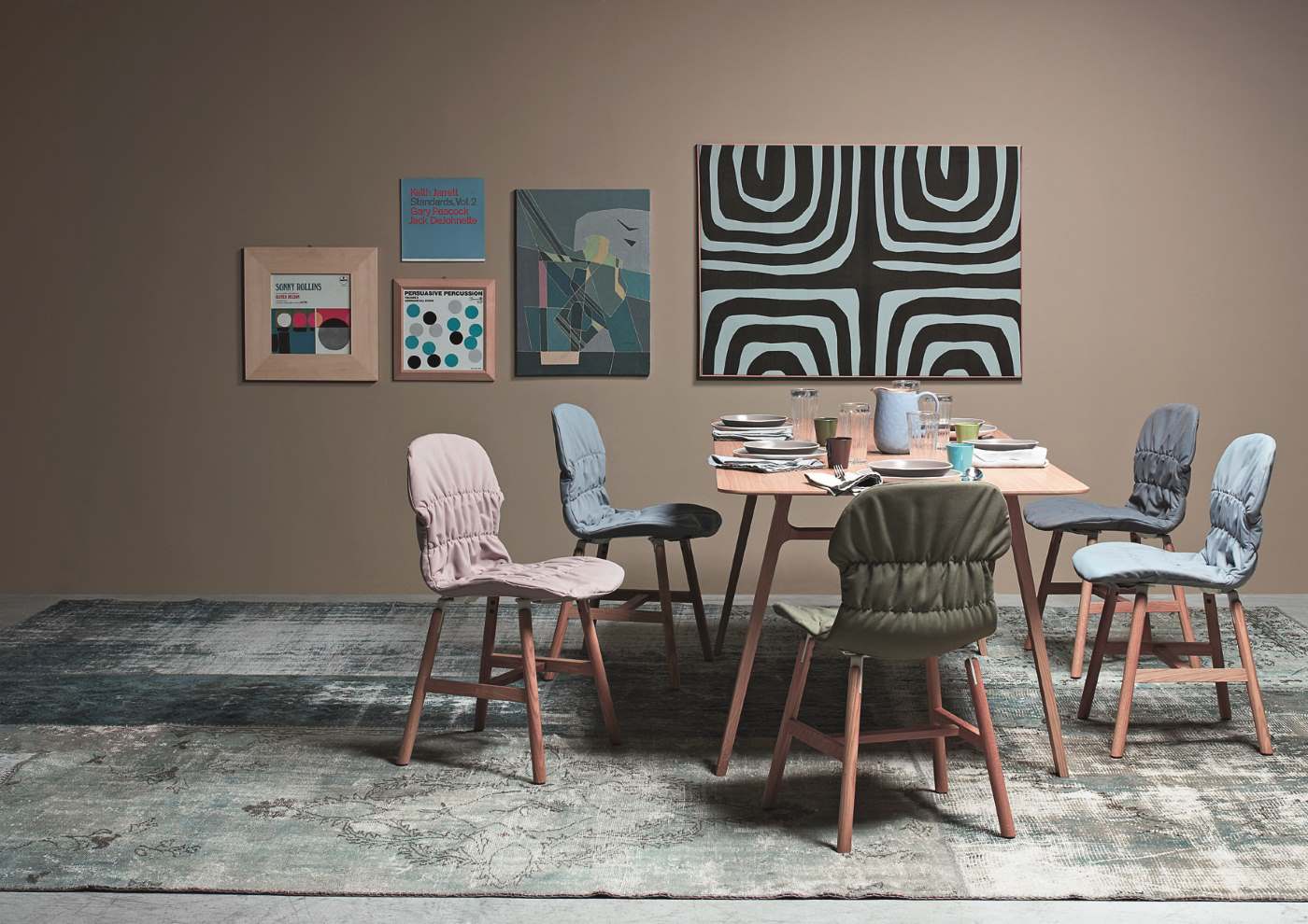 Stereo Wood Stühle von Casamania Horm, ein 2er-Set Designstühle aus Holz mit Stoffbezug.