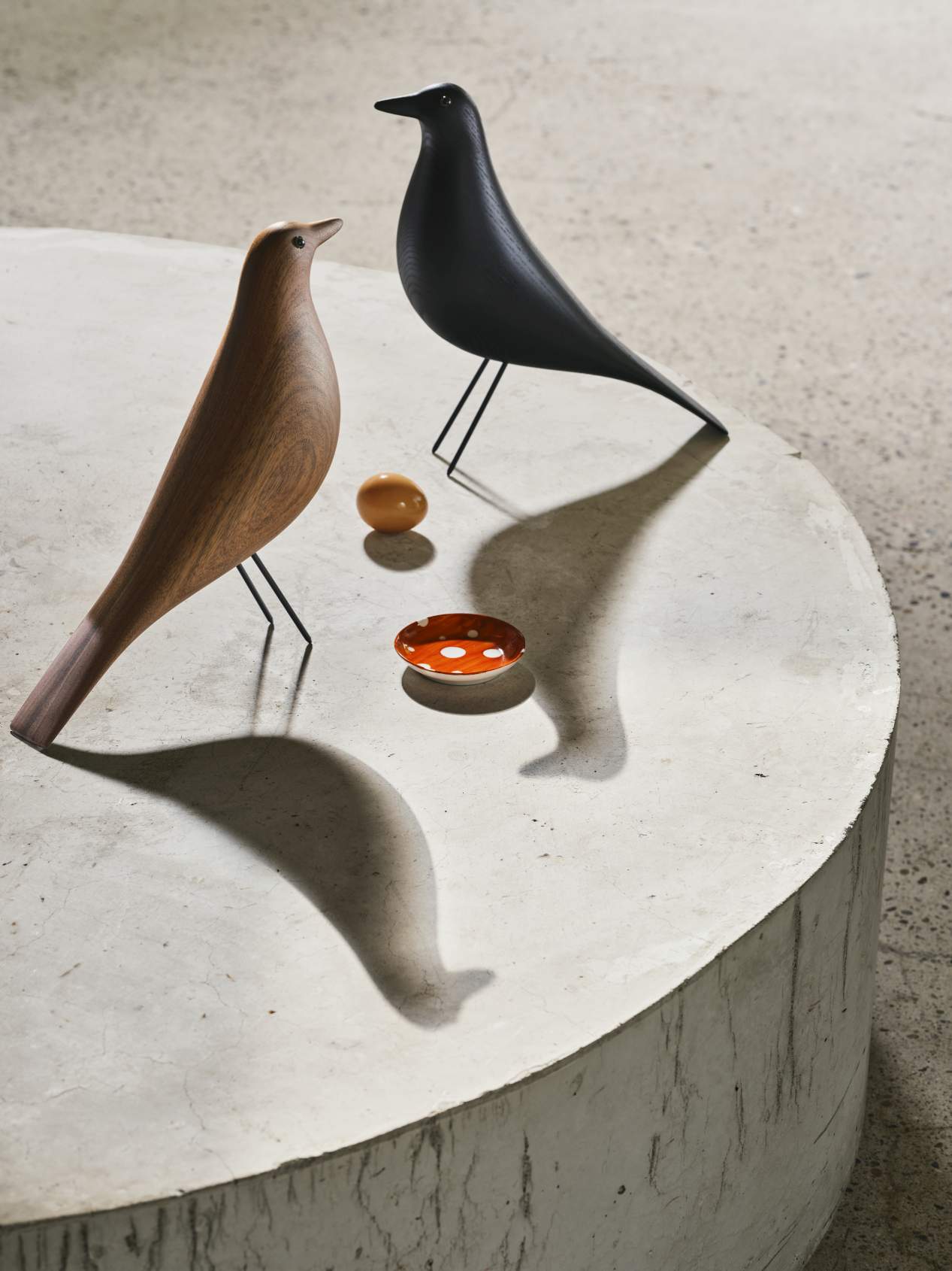 Eames House Bird Skulptur aus Nussbaum und schwarzem Holz, Designobjekt für moderne Inneneinrichtung.
