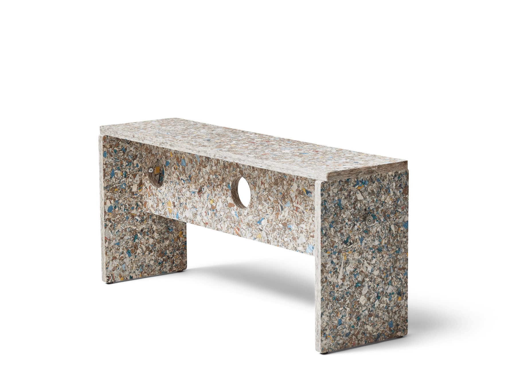 Remake Bank aus recyceltem Kunststoff, moderne Sitzbank für Innen und Außen, nachhaltige Möbel.