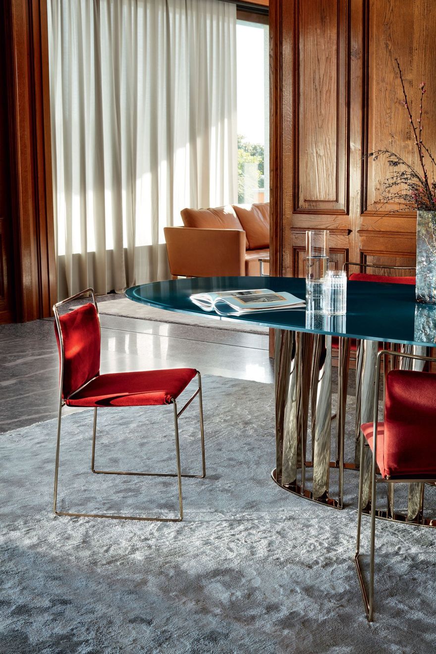 475 Boboli Tisch von Cassina mit blauer Glasplatte und verchromtem Gestell in modernem Esszimmer.