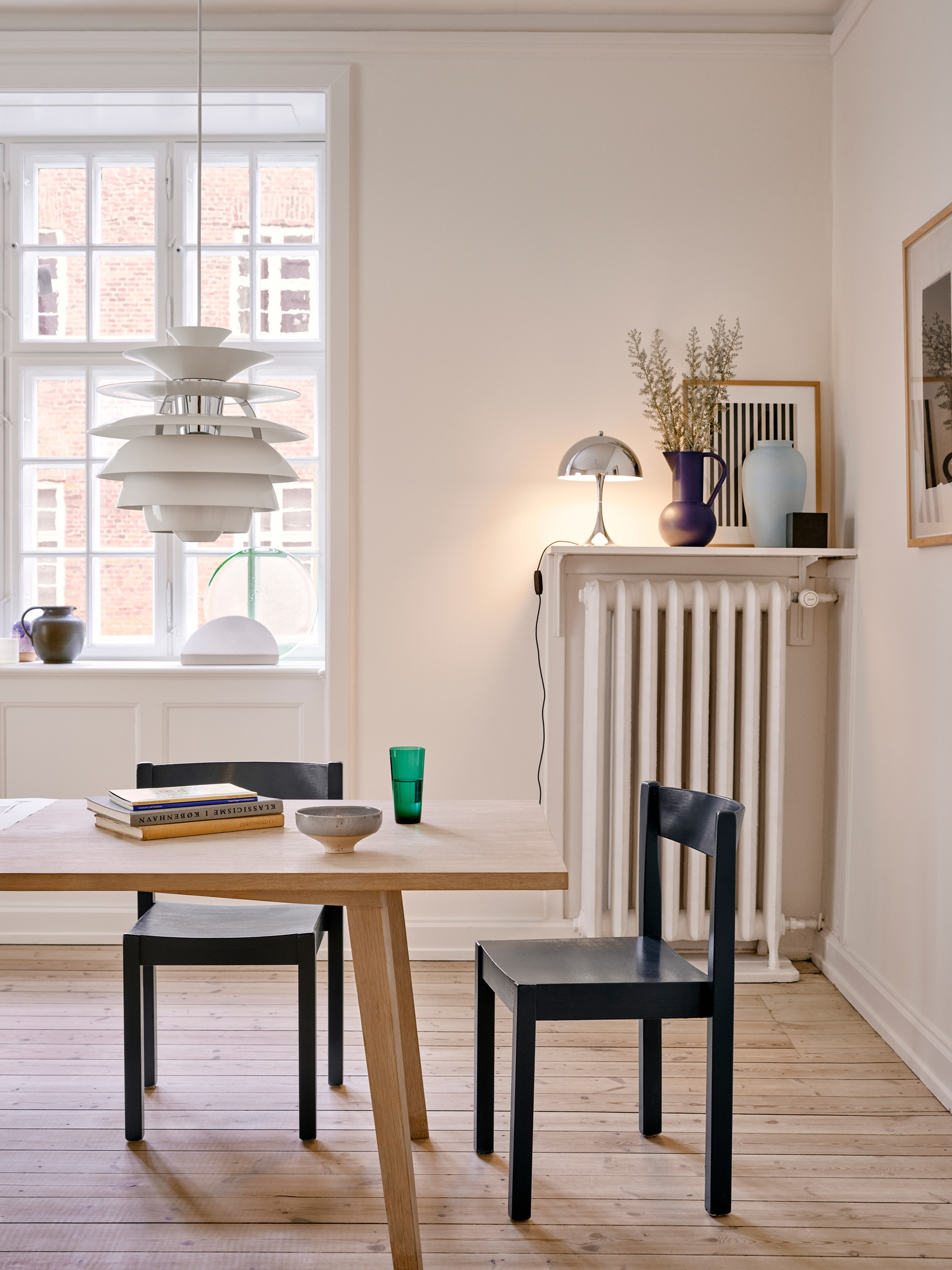 Esszimmer mit Louis Poulsen Snowball Pendelleuchte, Design Lampe mit sanftem Licht.