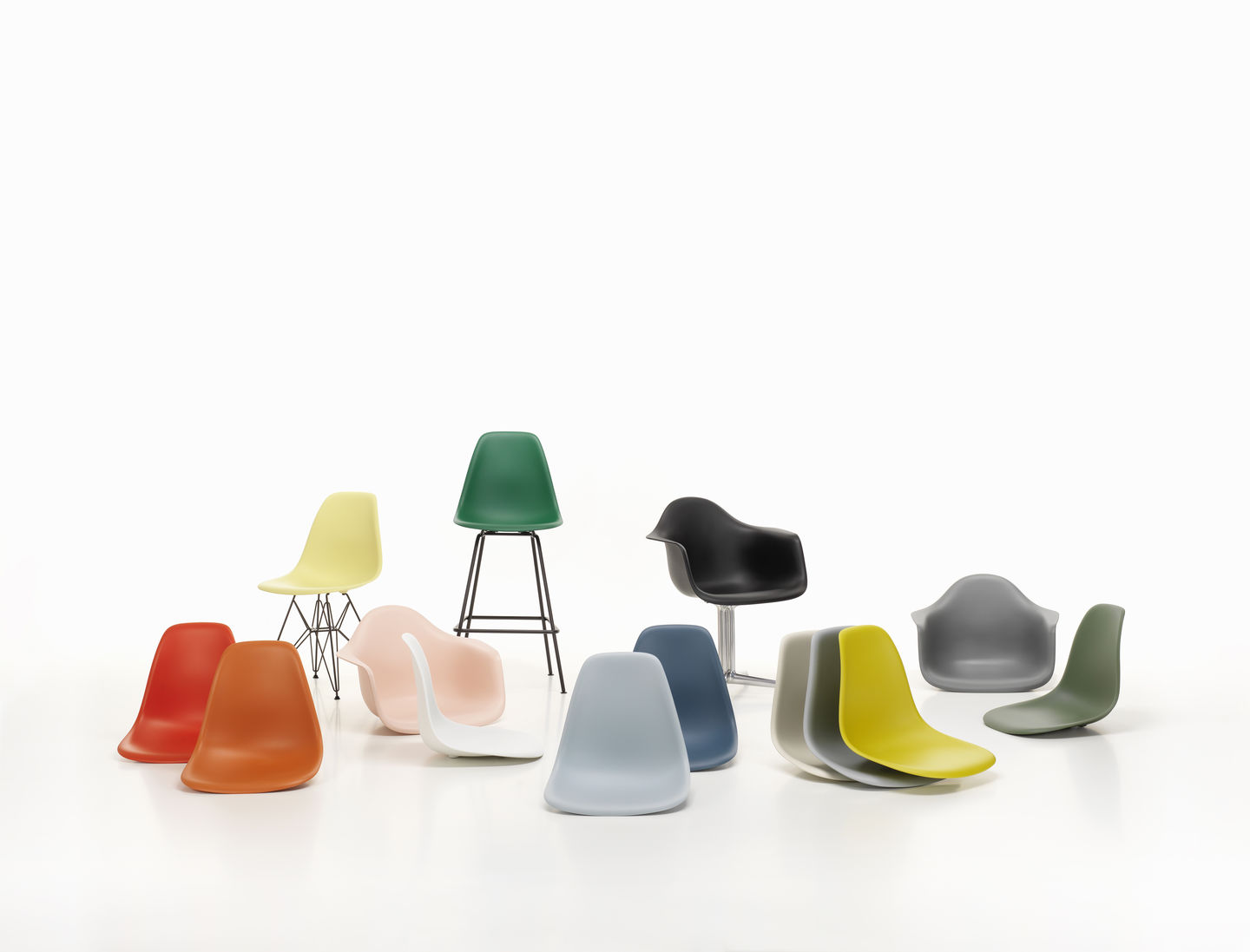 Gruppe von bunten Eames Plastic Chairs: Esszimmerstühle, Schreibtischstühle und Barhocker in verschiedenen Farben.