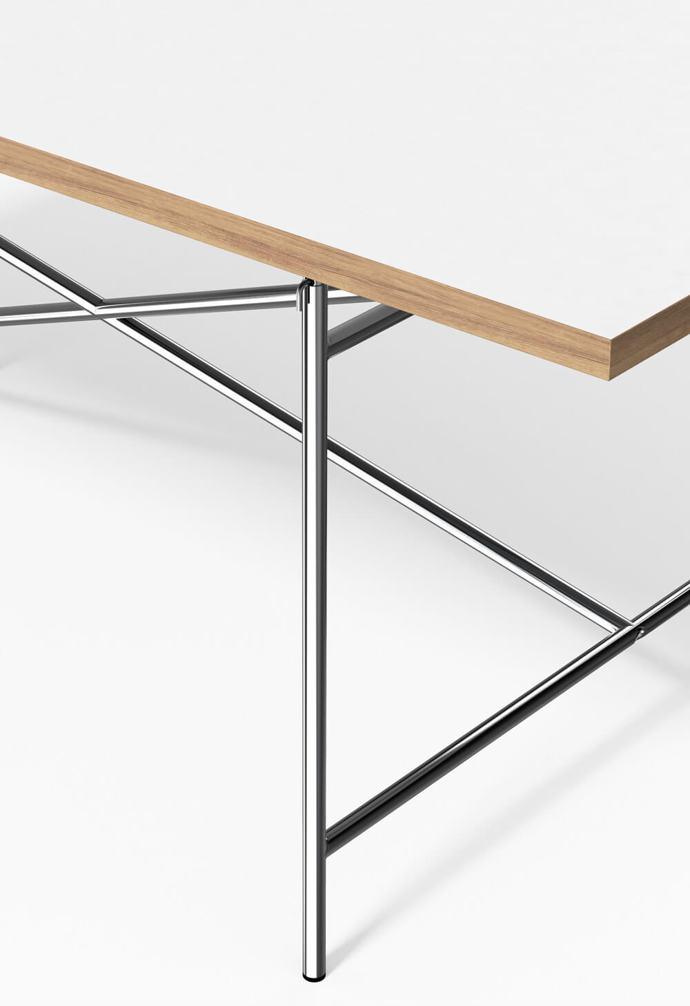 Detailansicht: Moderner Couchtisch mit weißer Tischplatte und verchromtem Stahlgestell für Wohnzimmer.
