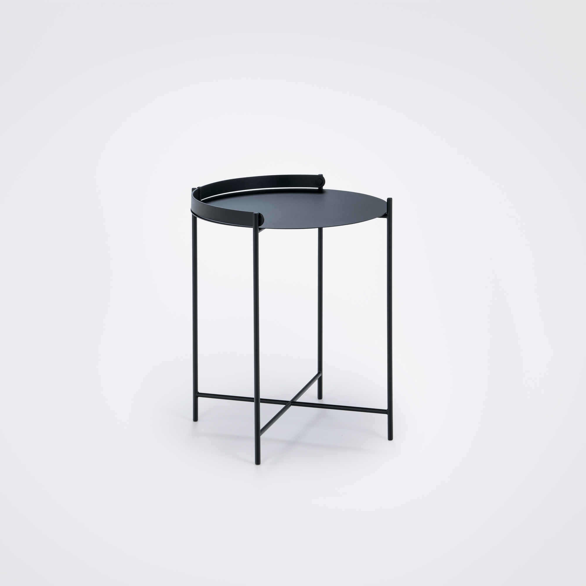 Schwarzer Edge Tray Table Beistelltisch von Houe für den Outdoor-Bereich, runde Tischplatte mit Griff.