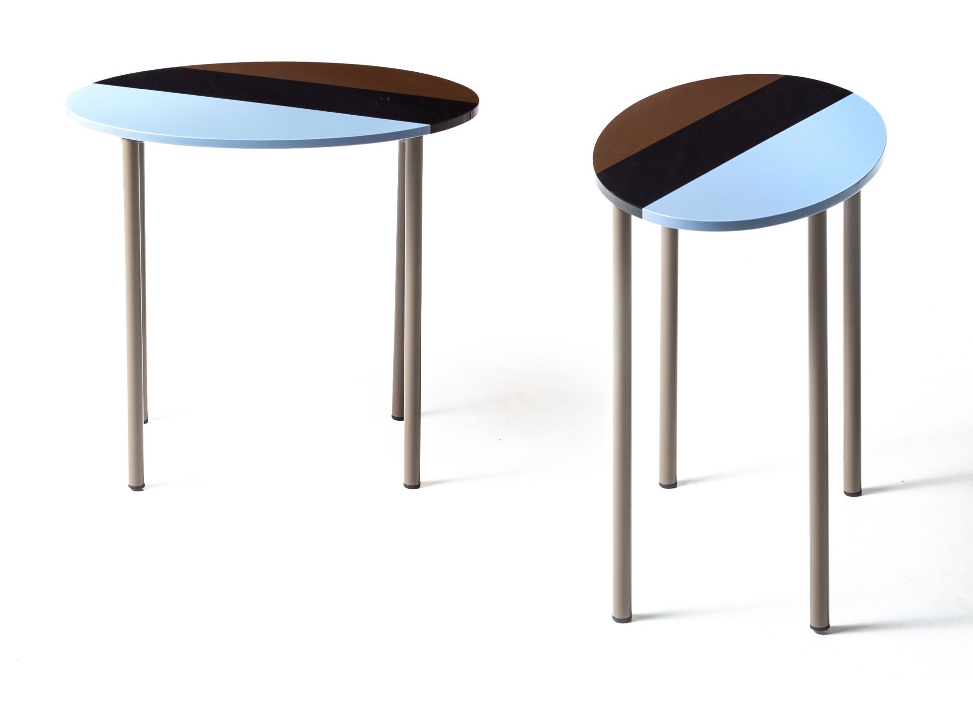 Zwei ovale Beistelltische, Fishbone Design, blau, braun, schwarz, moderne Möbel.